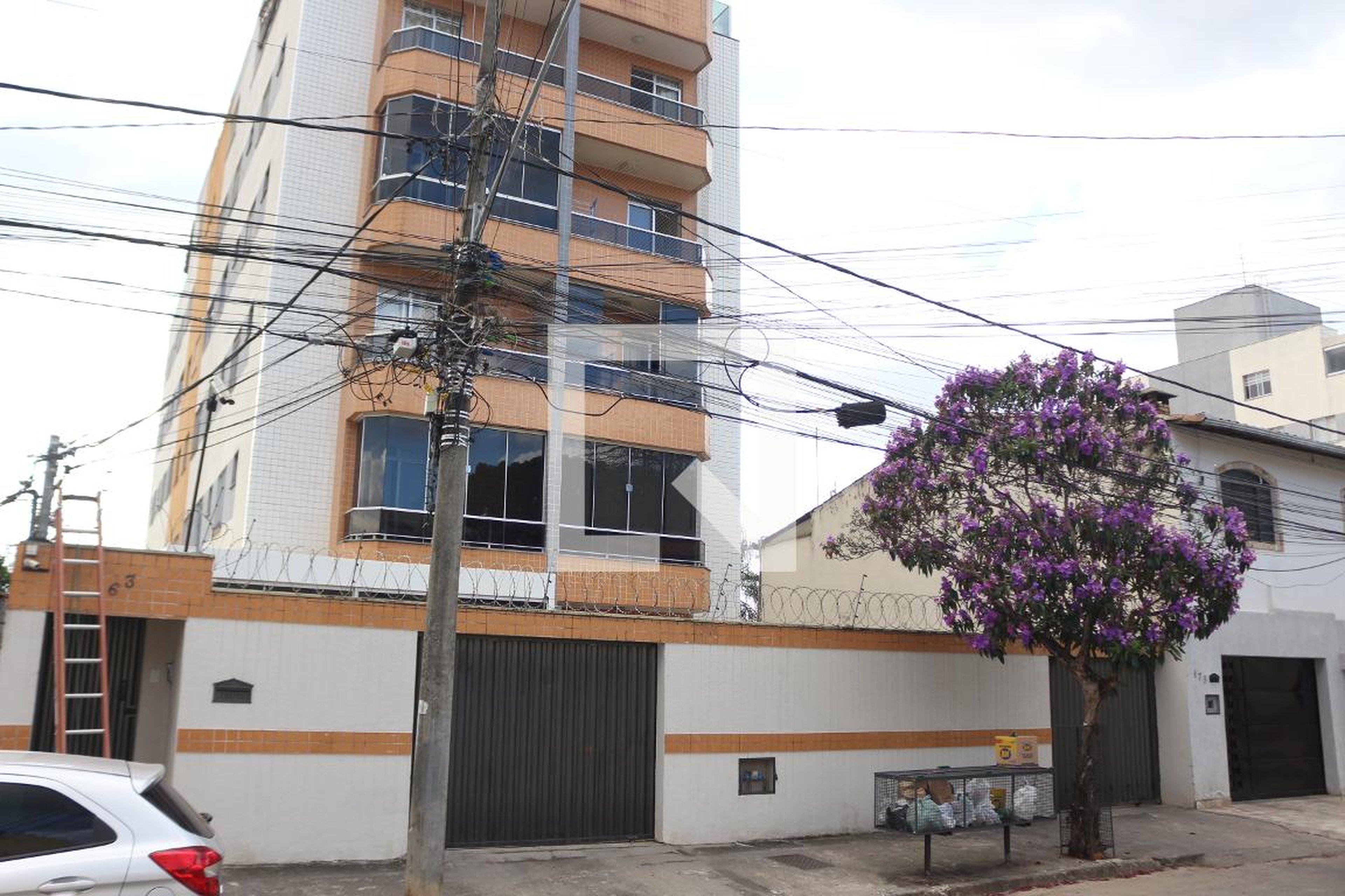 Fachada Condomínio em Rua Ibertioga, 163