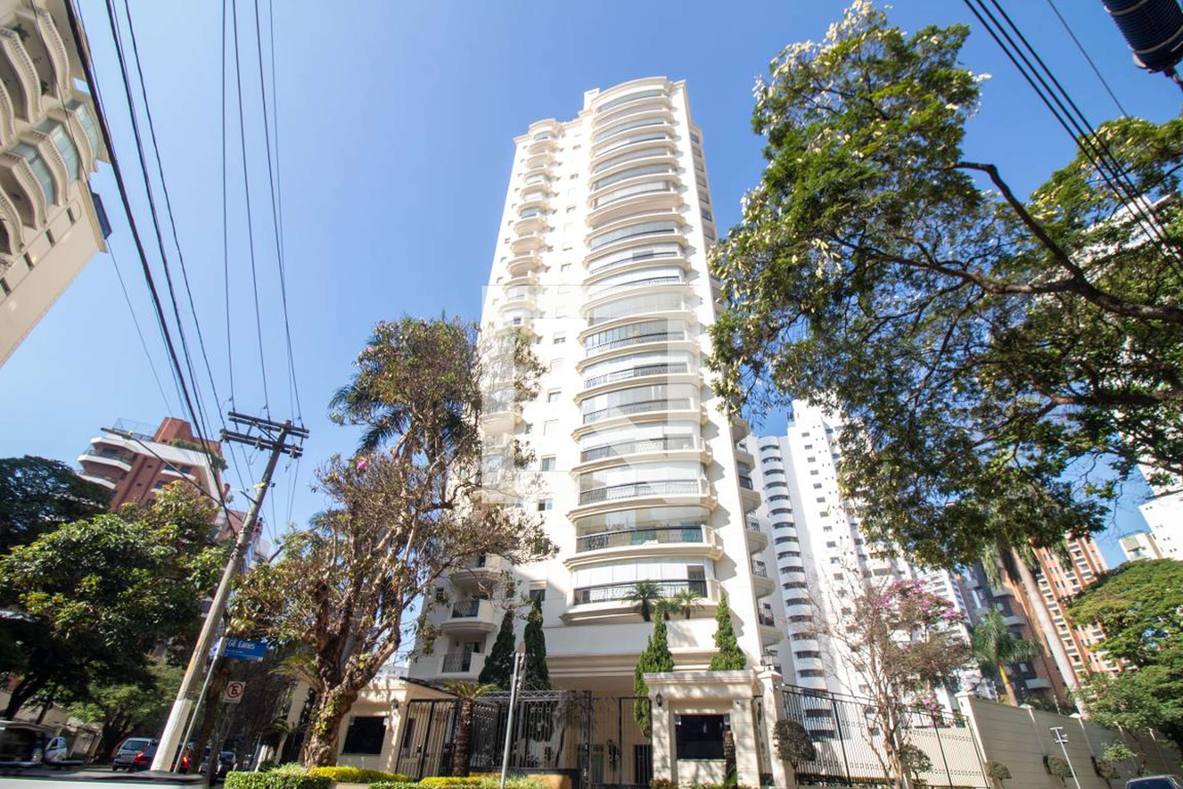 Fachada do Prédio Condomínio em Rua Álvaro Luís Roberto de Assumpção, 167