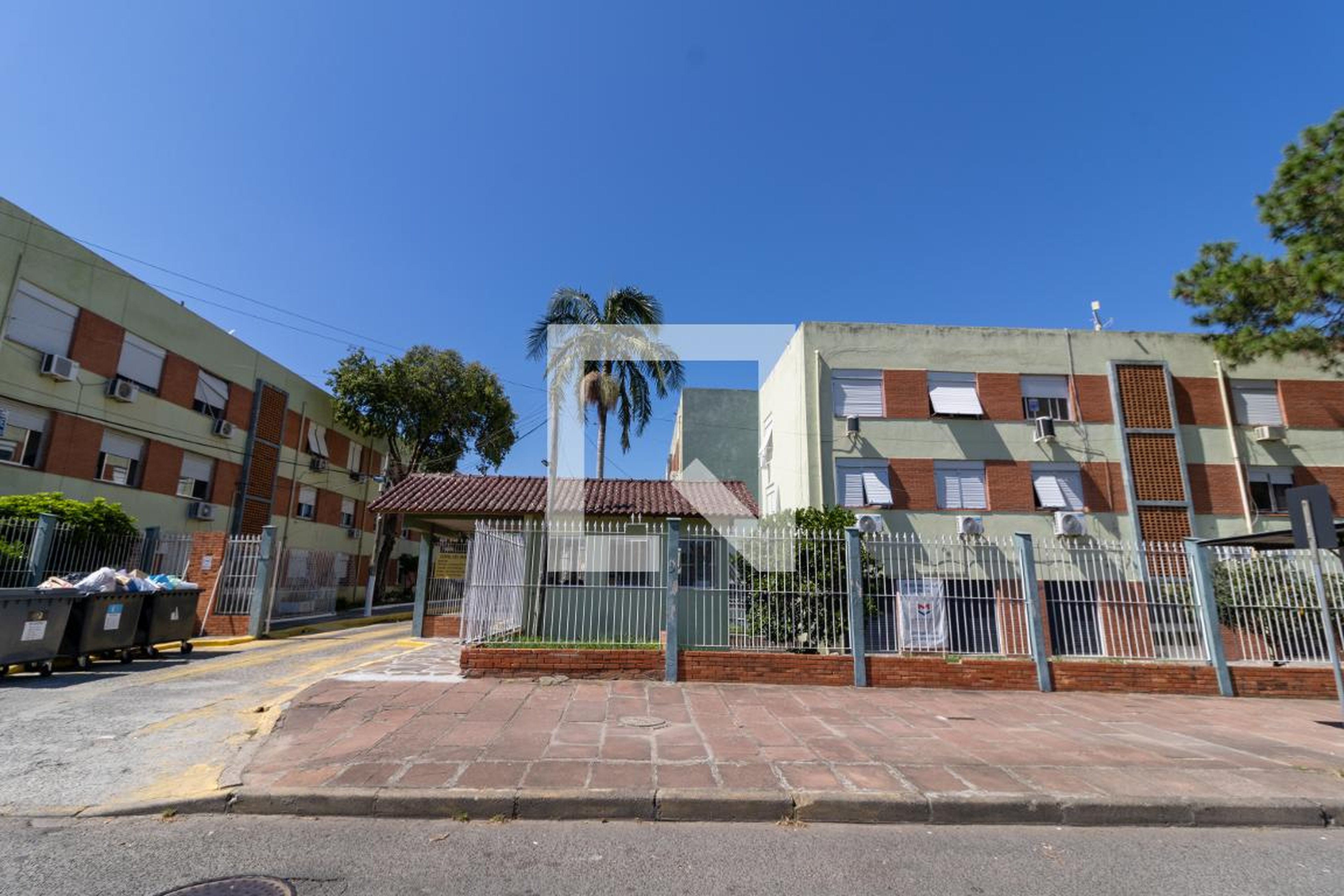 Fachada Condomínio em Rua Coronel Massot, 543