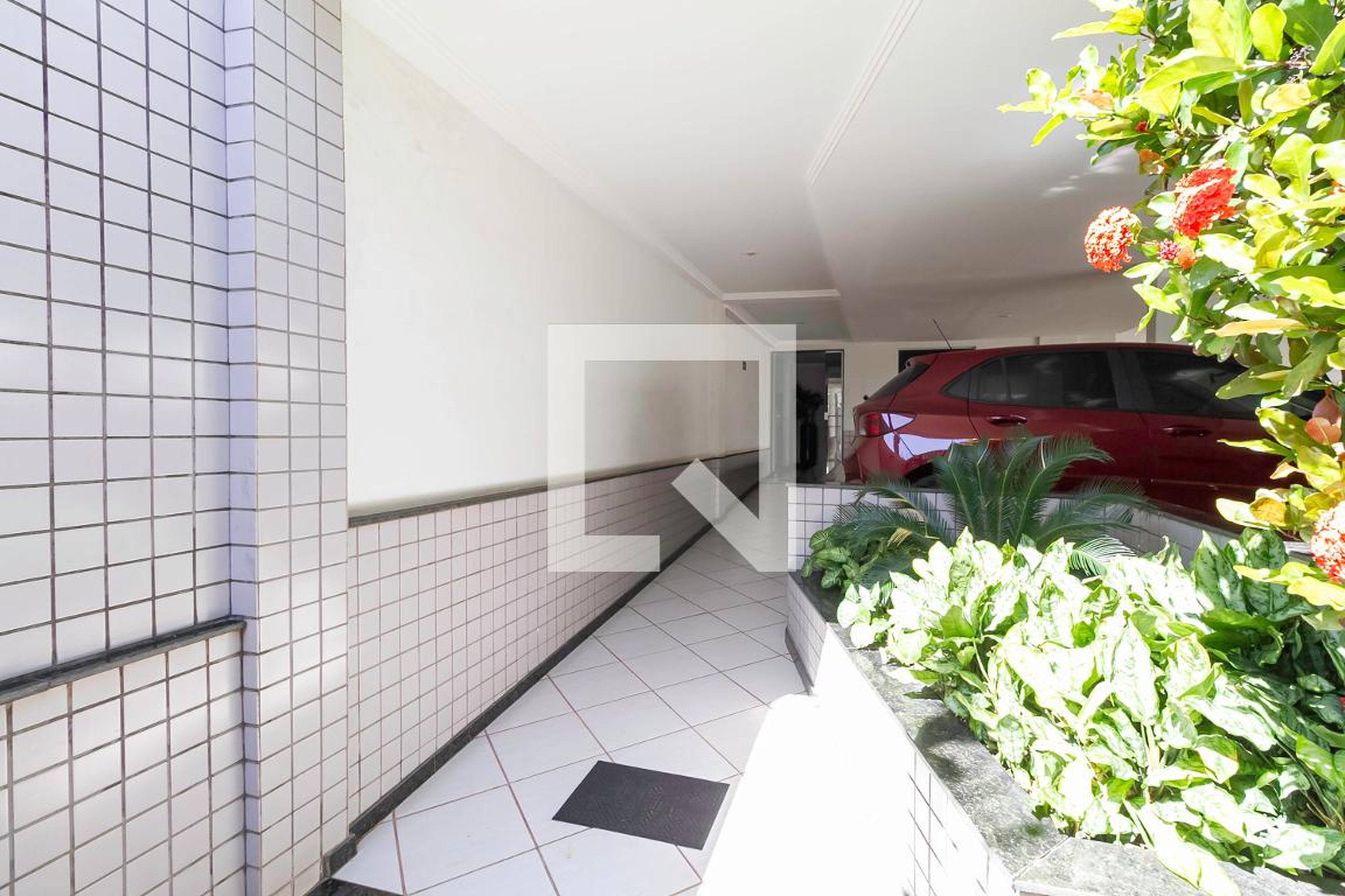 Entrada Condomínio em Rua Castelo de Alcobaça, 96