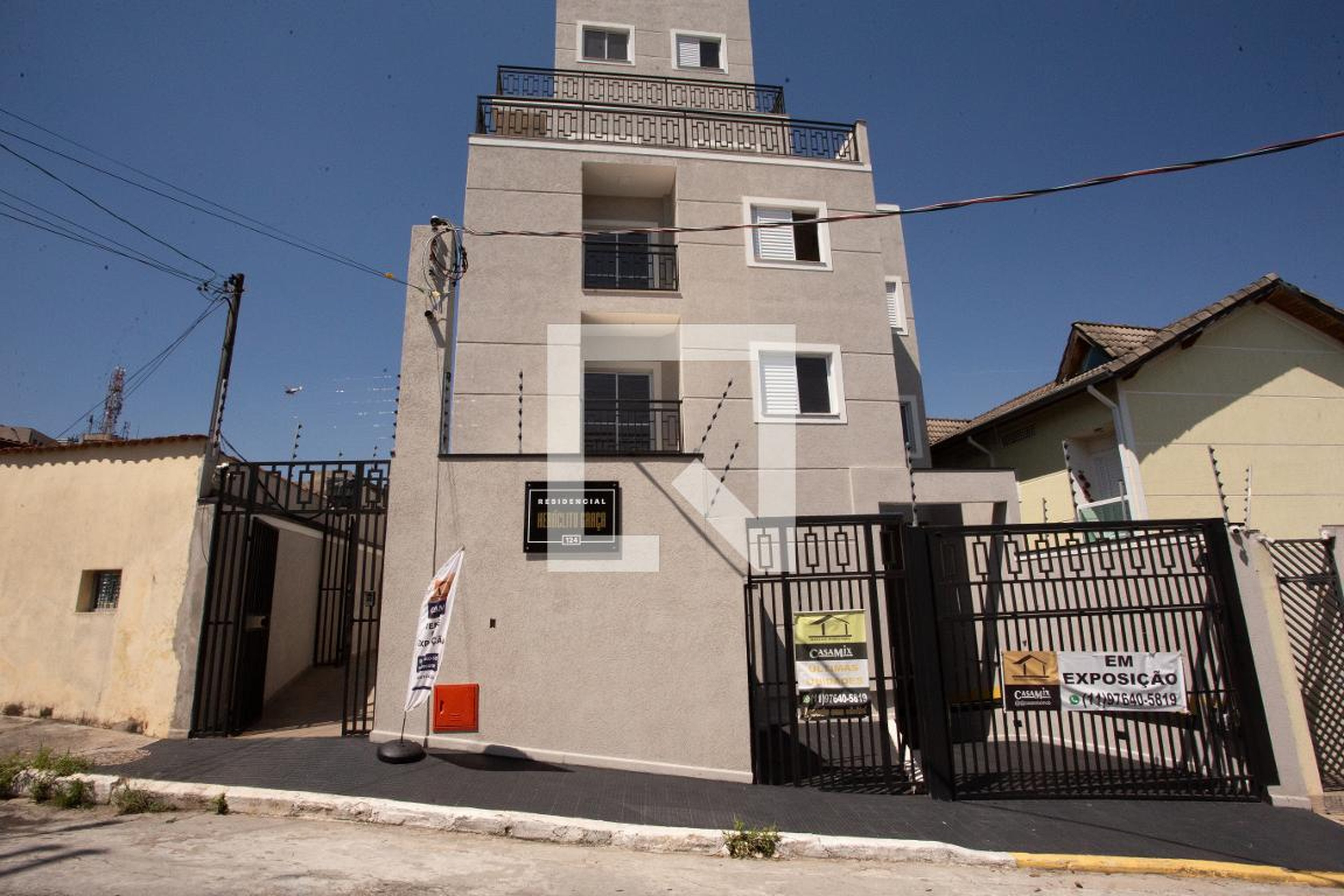 Fachada Condomínio em Rua Heráclito Graça, 124