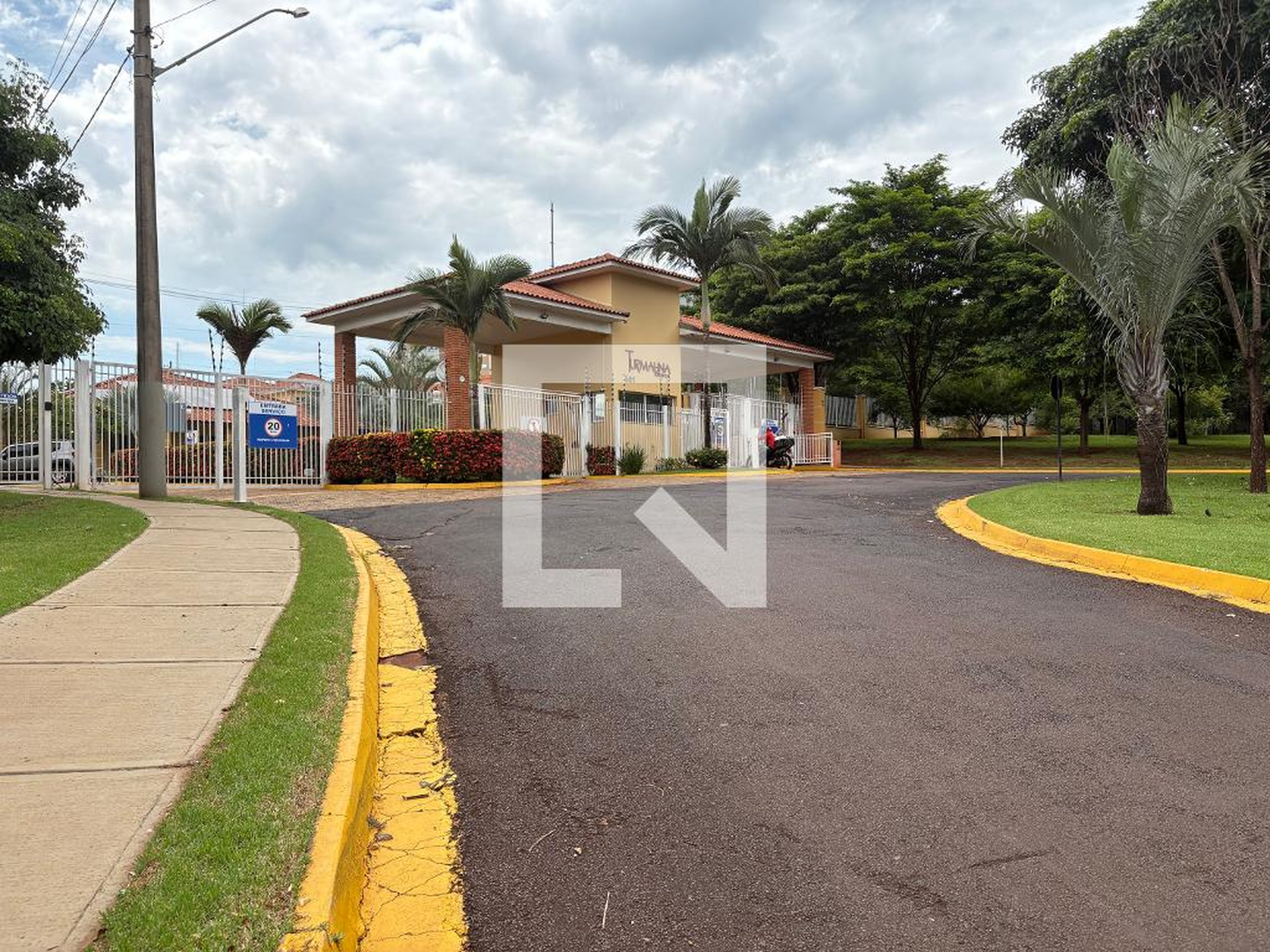 Fachada do Condomínio Condomínio Turmalina