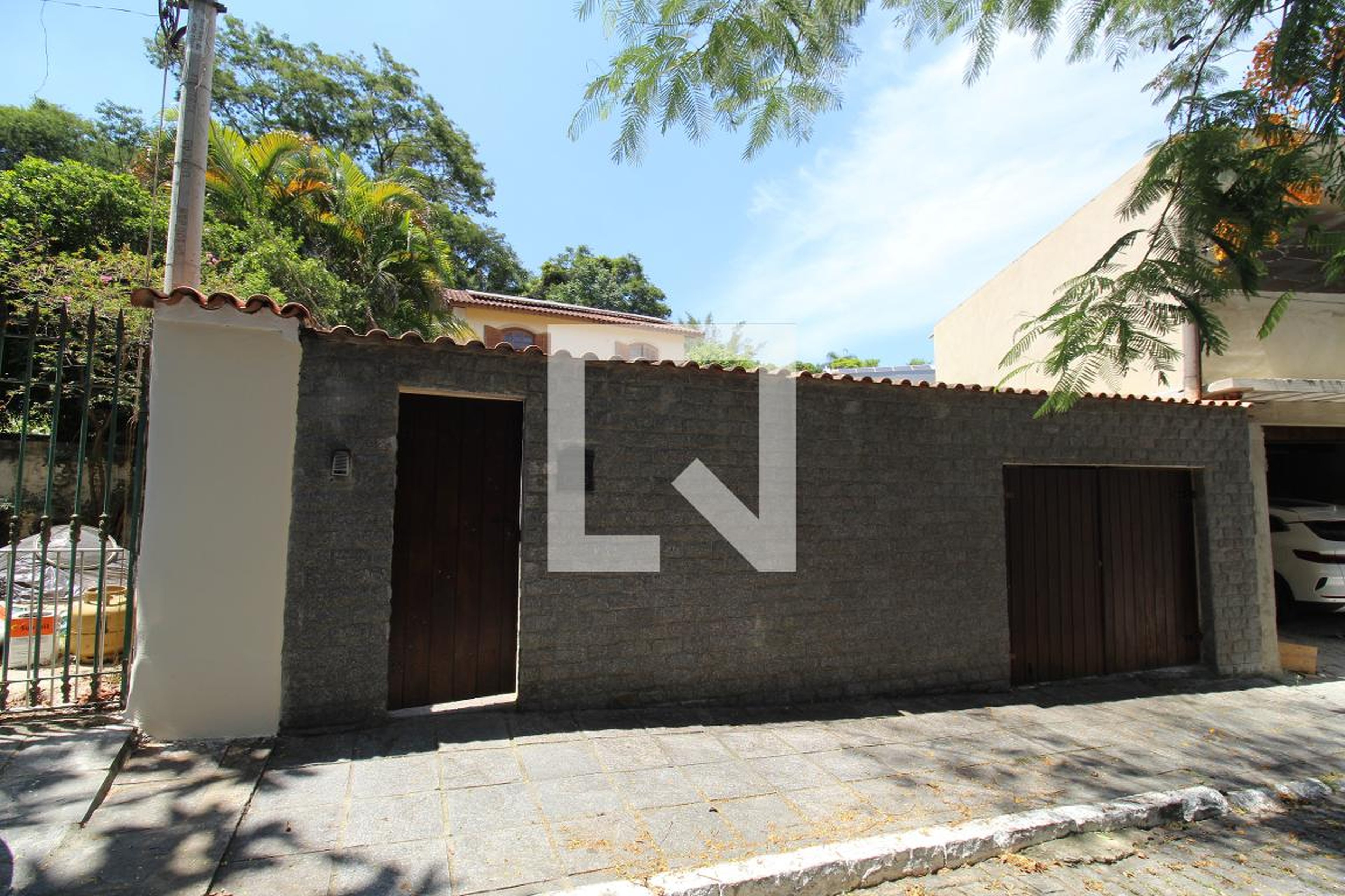 Fachada Condomínio em Rua Alto Alegre, 325