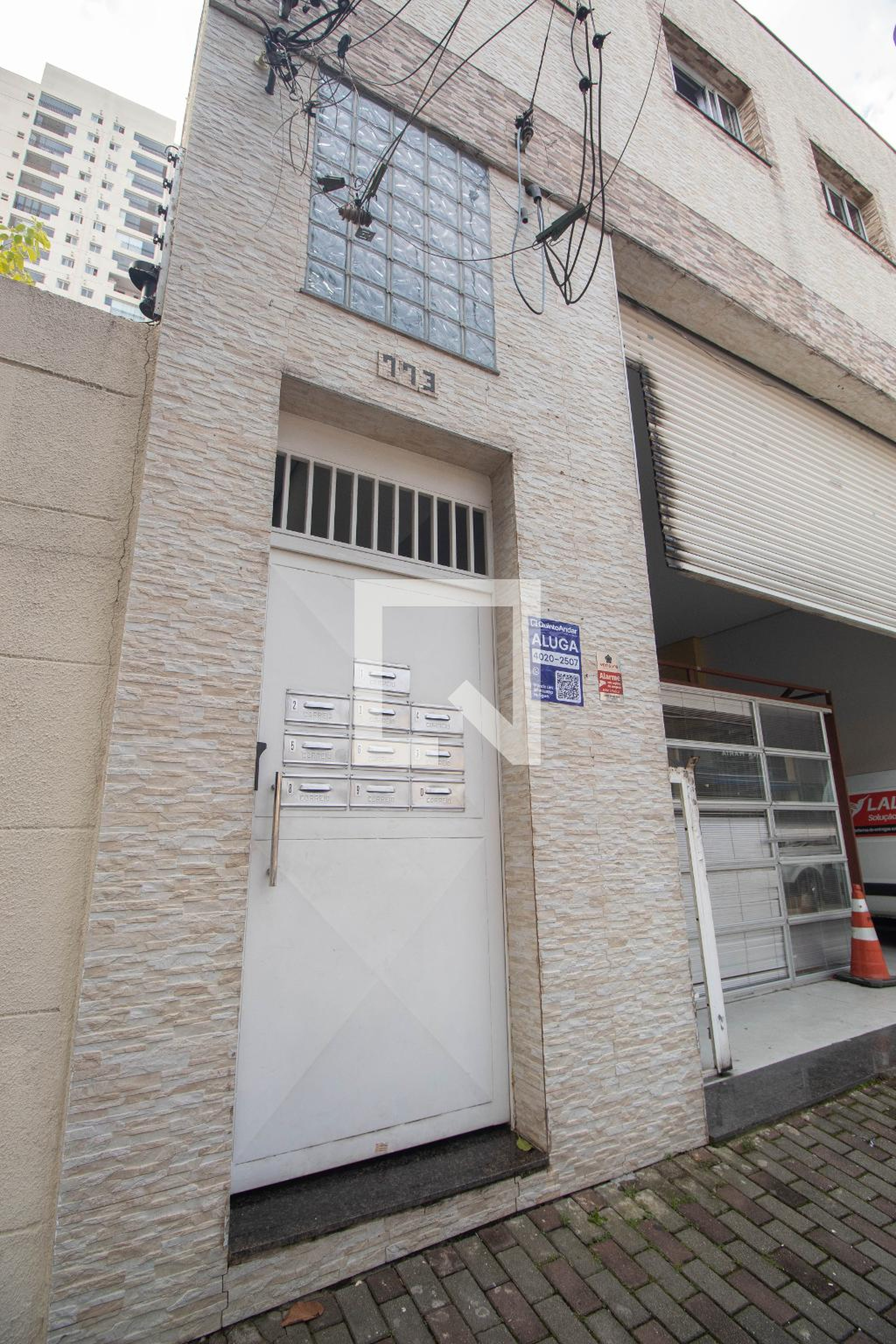 Fachada Condomínio em Rua Magarinos Torres, 773