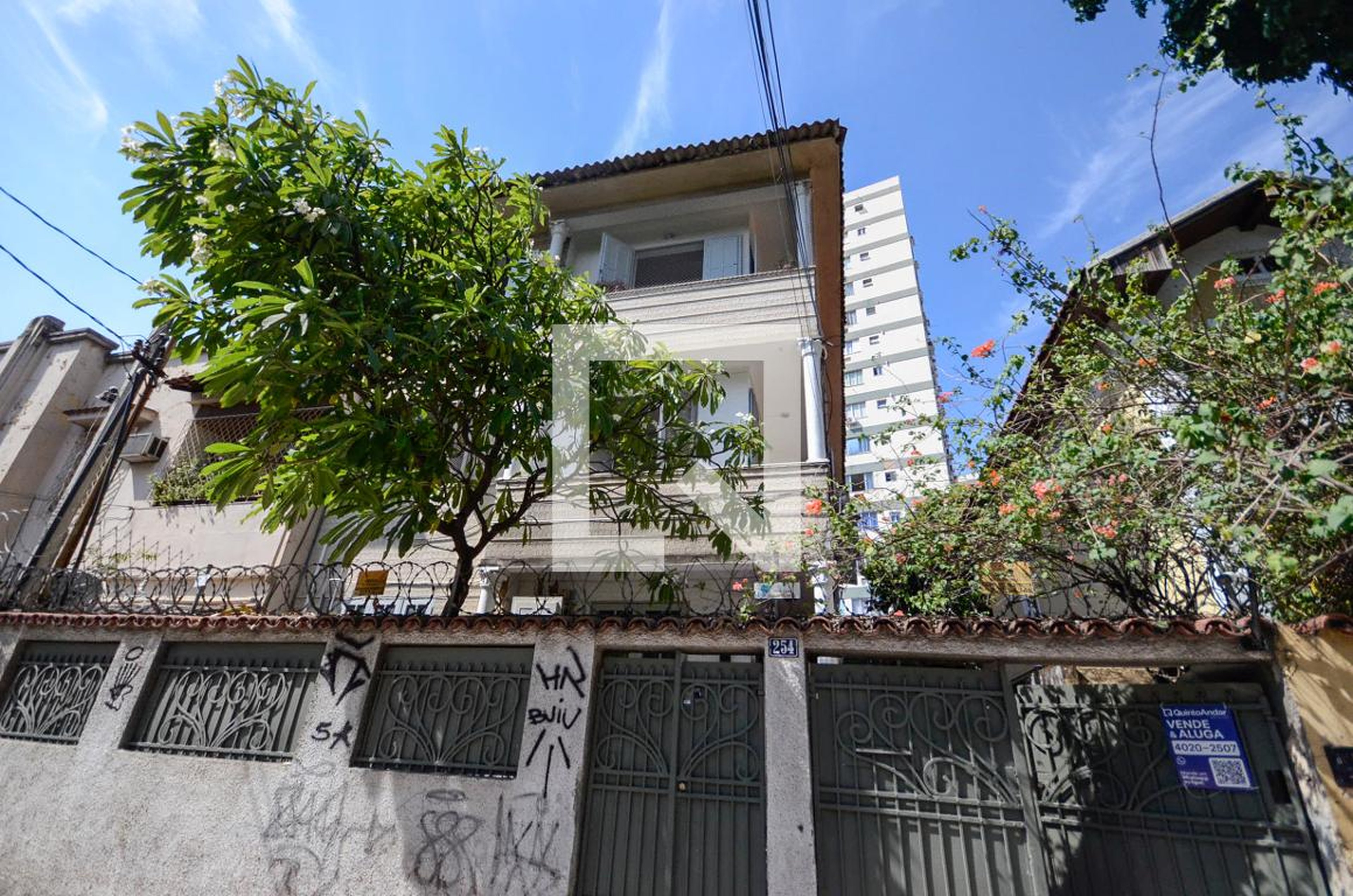 Fachada Condomínio em Rua Justiniano da Rocha, 254