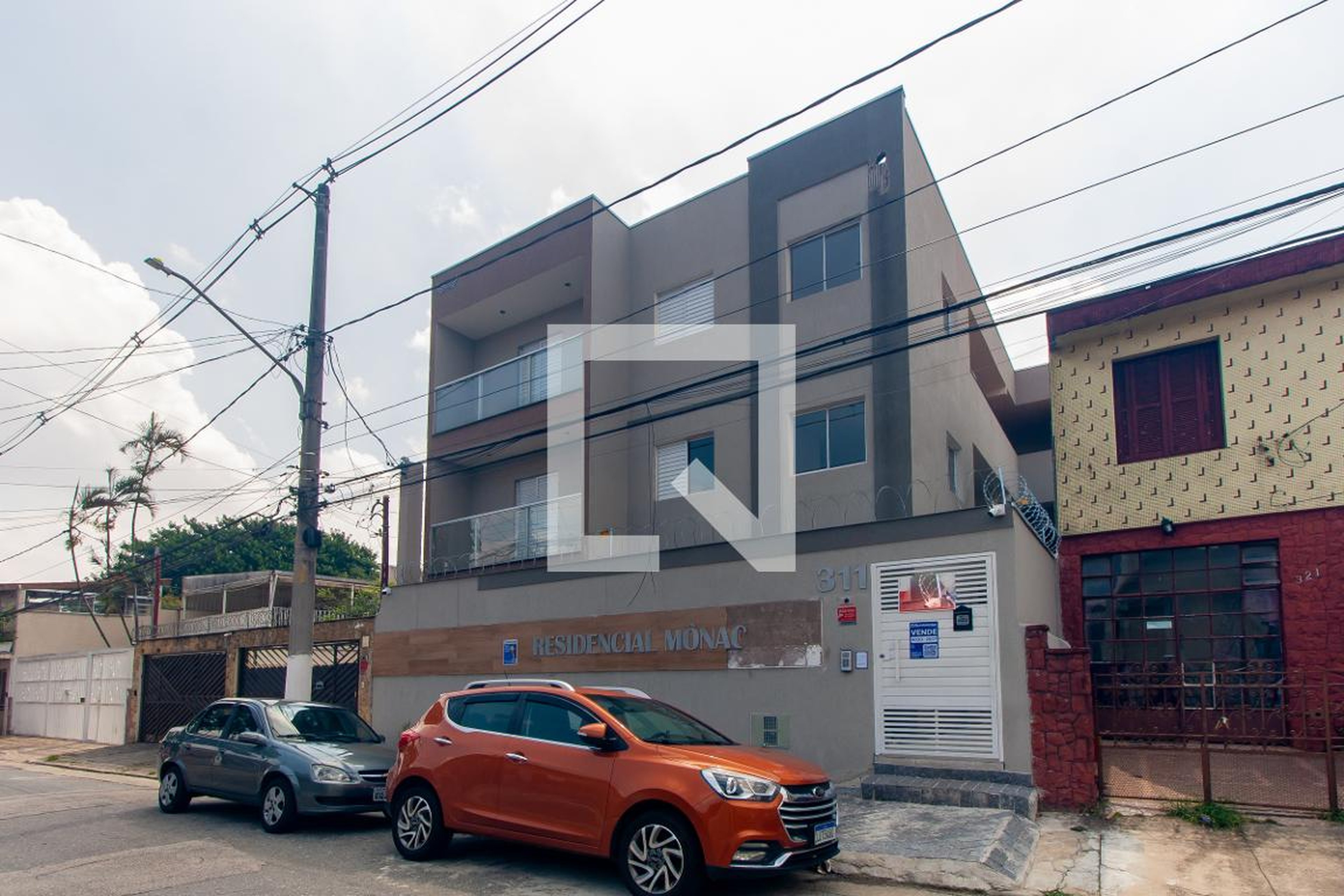 Fachada Condomínio em Rua Leonor Monteiro da Silva, 321