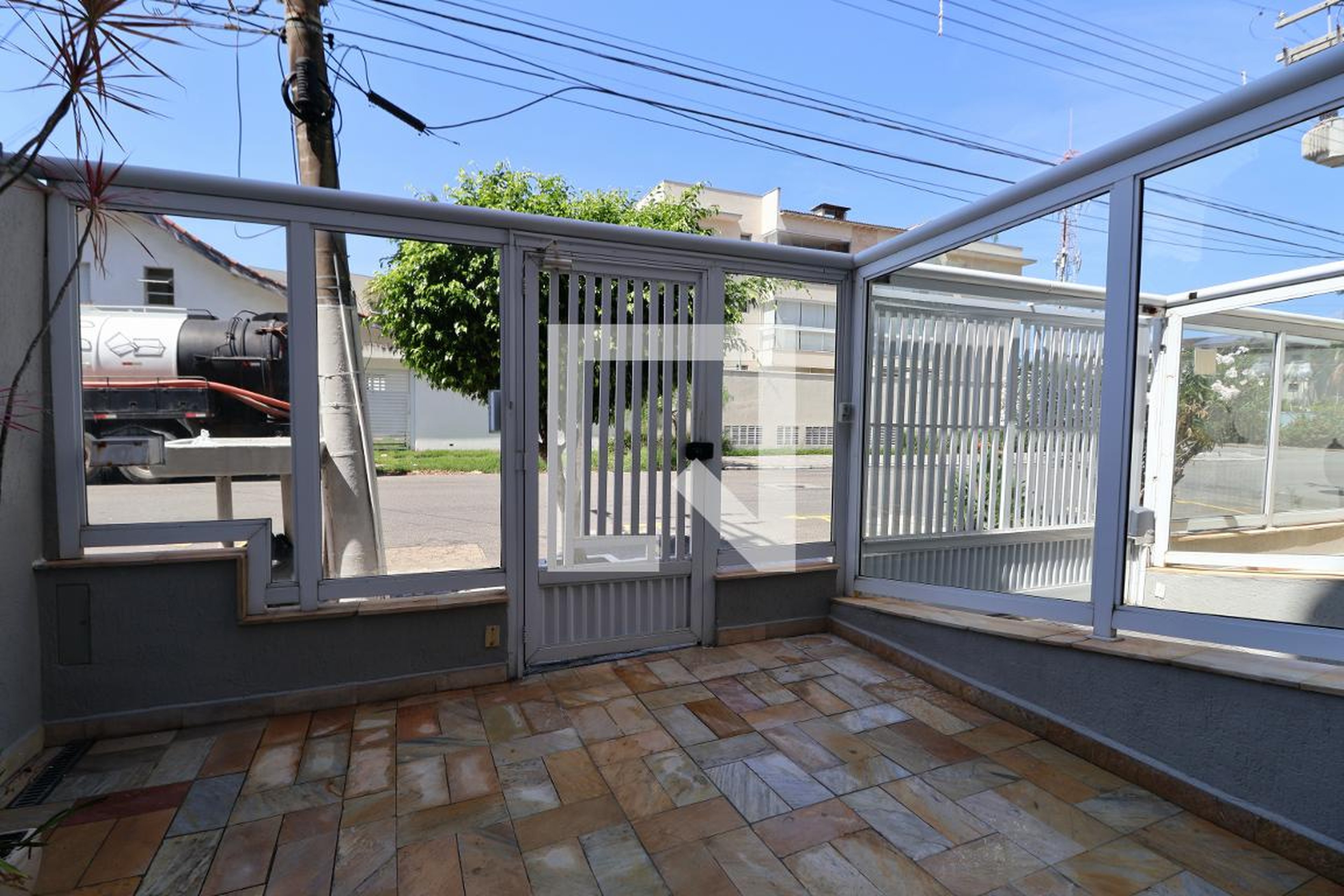 Fachada Condomínio em Rua Março Barra Costa, 115