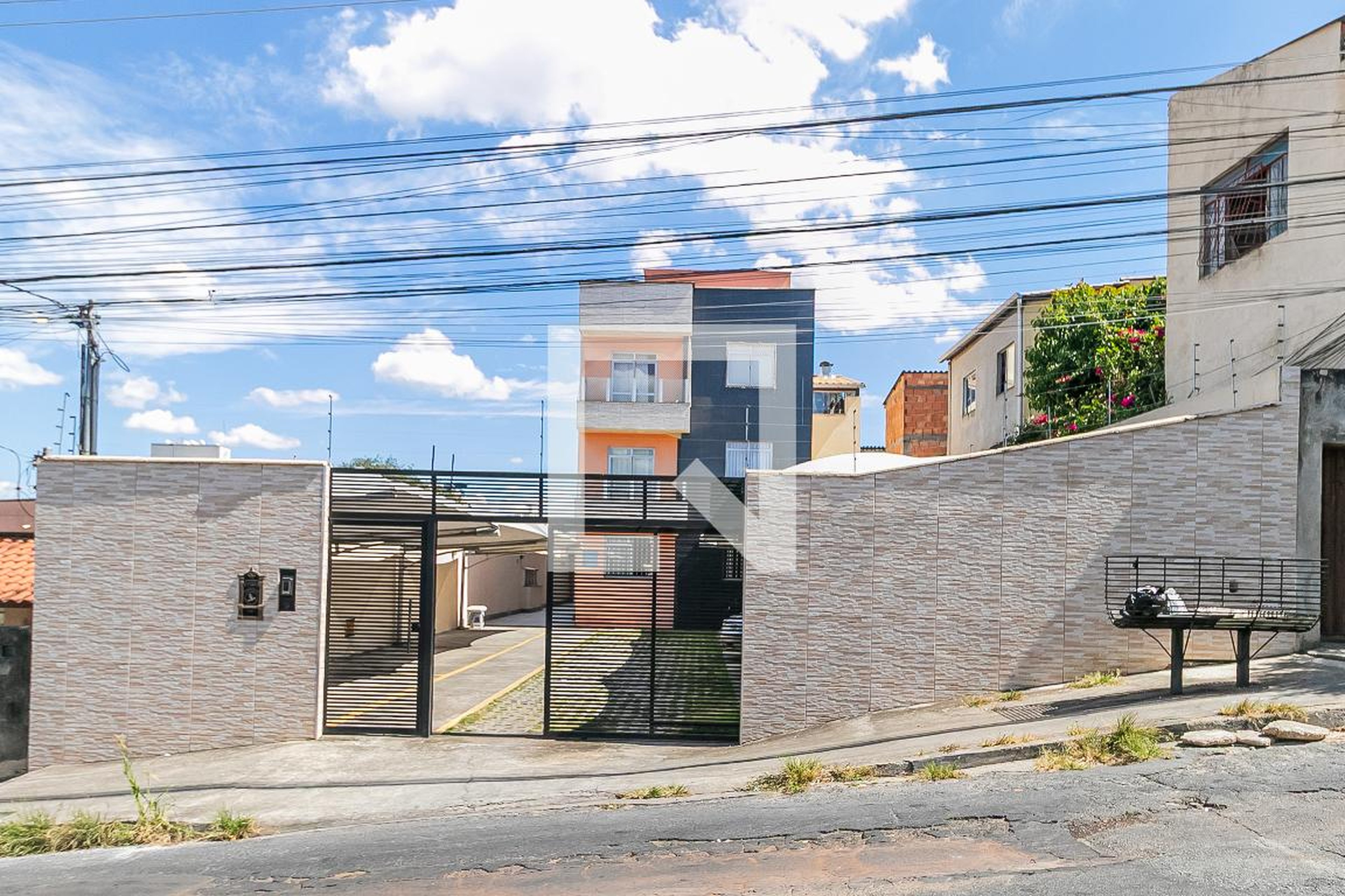 Fachada Condomínio em Rua Leopoldina, 142