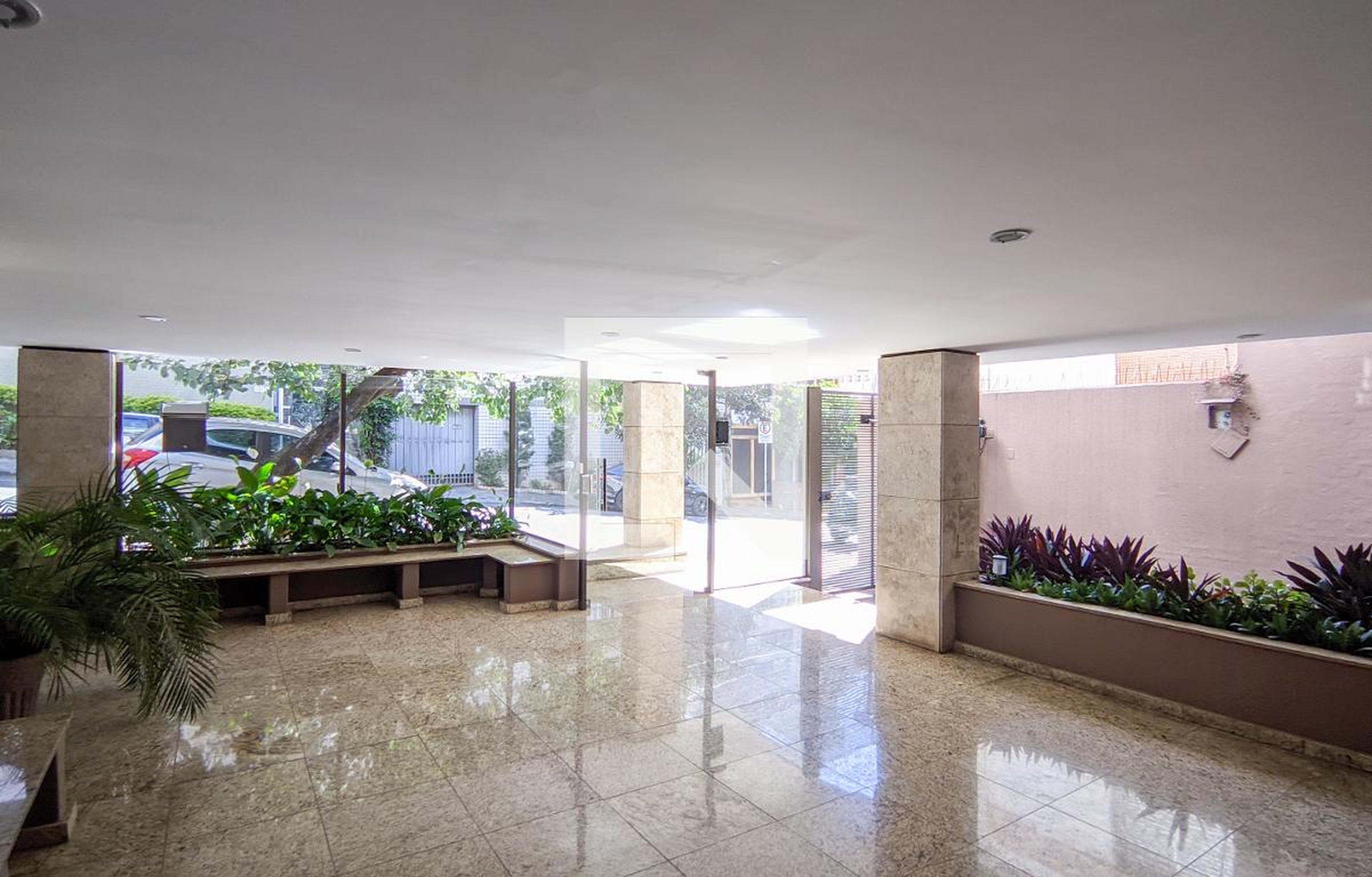 Hall de entrada Condomínio em Rua Odilon Braga, 907
