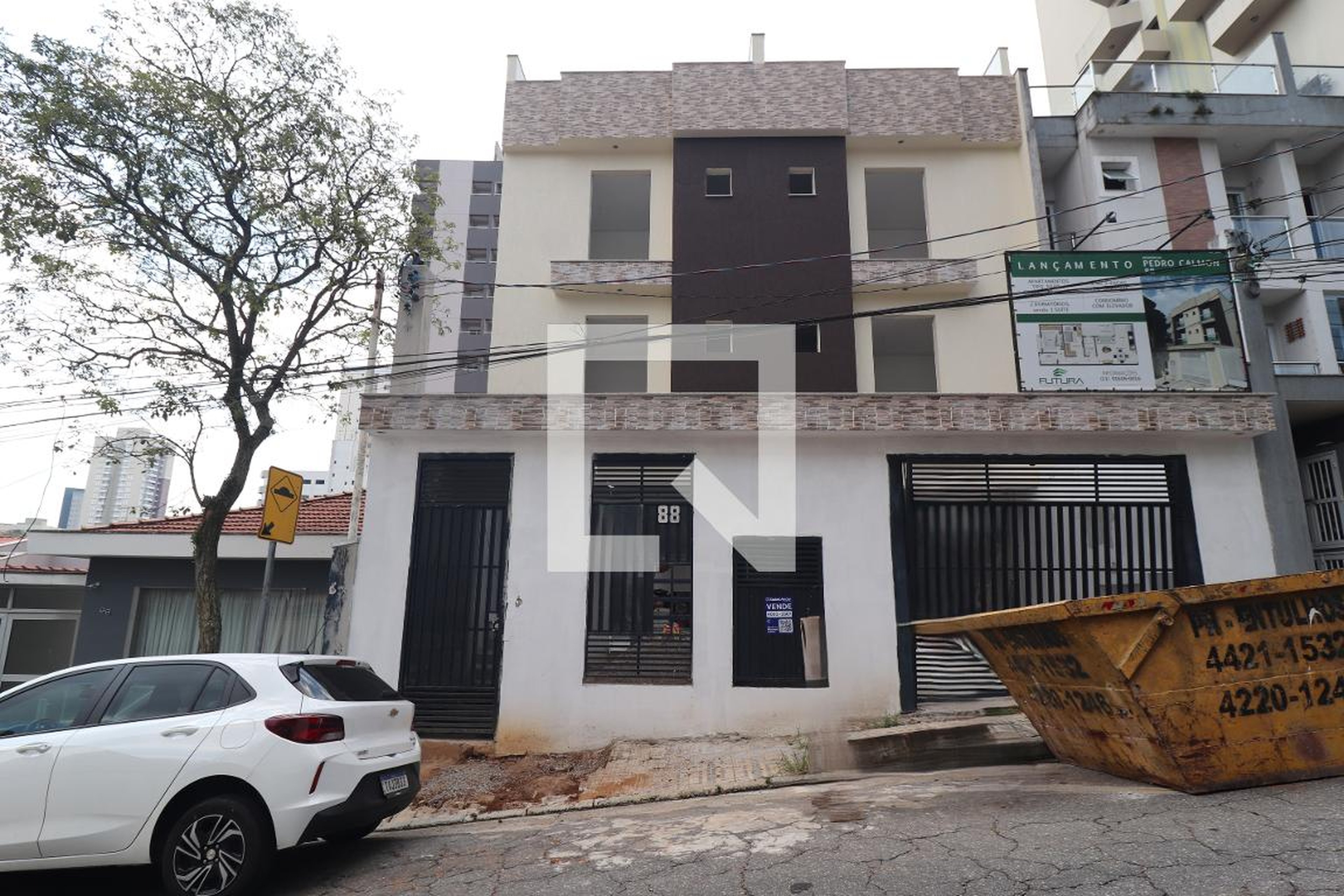 Fachada Condomínio em Rua Pedro Calmom, 88