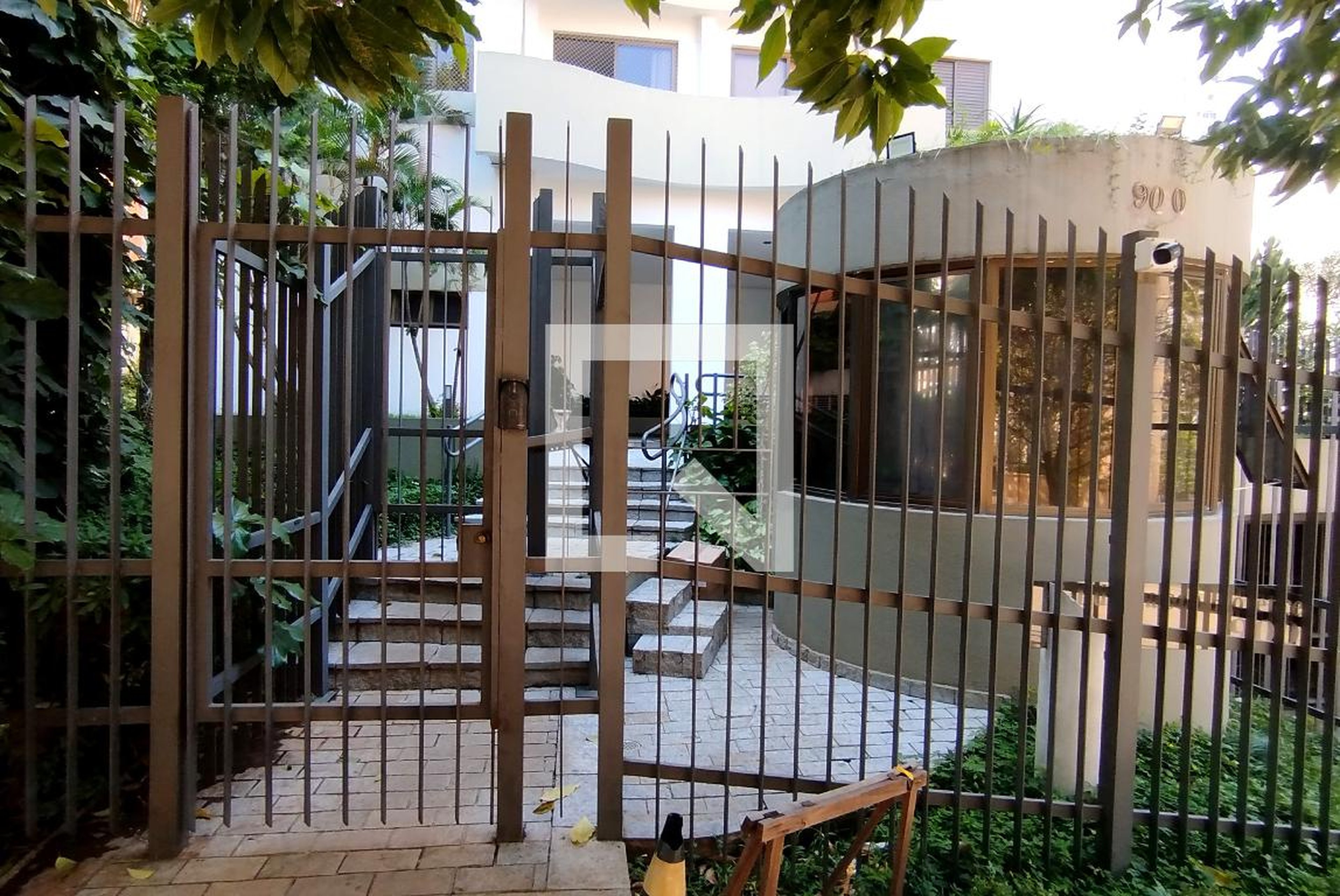 Fachada do condomínio Condomínio Ed. Maison  Florence