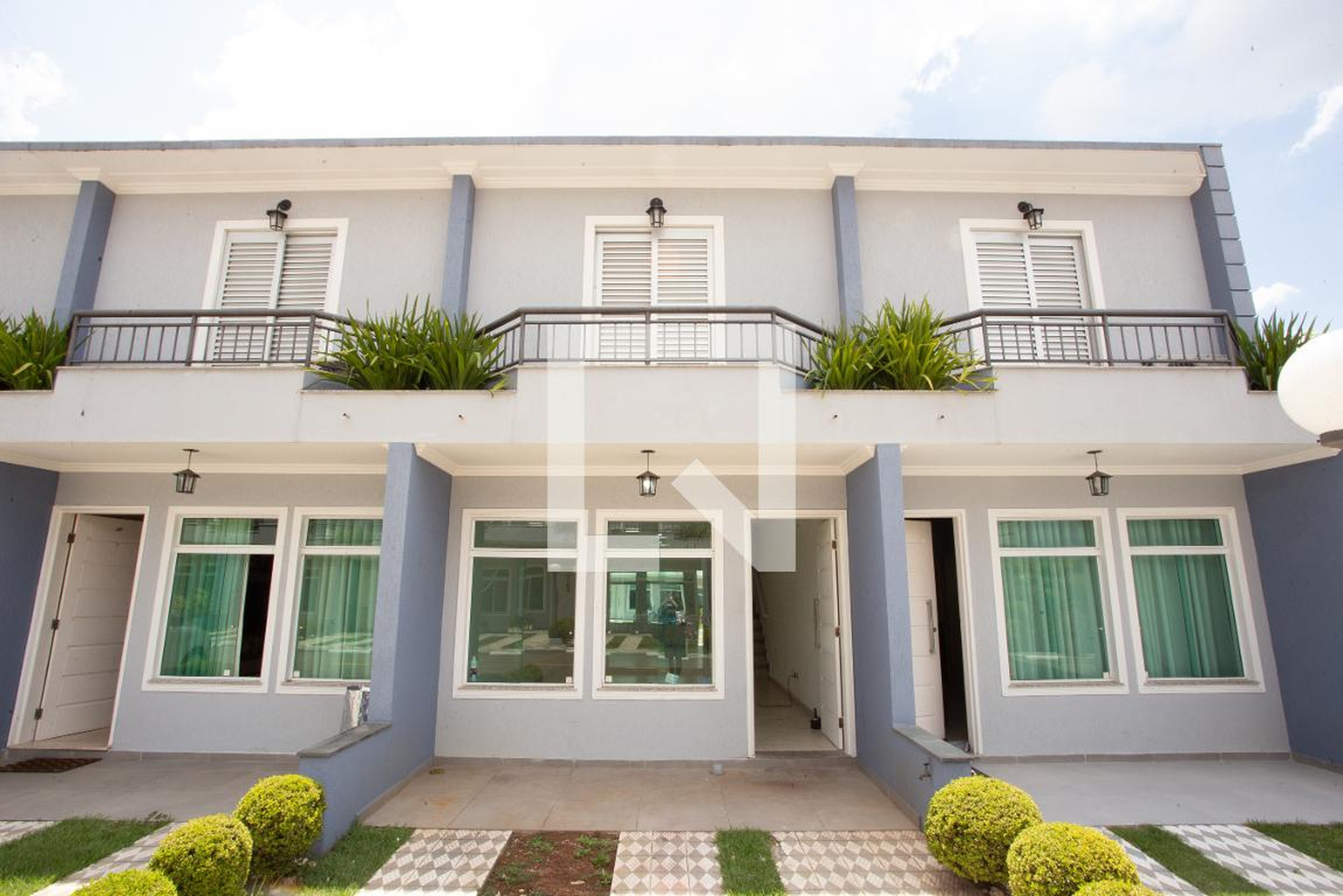 Fachada Condomínio em Rua Maria Alice Anciães, 100