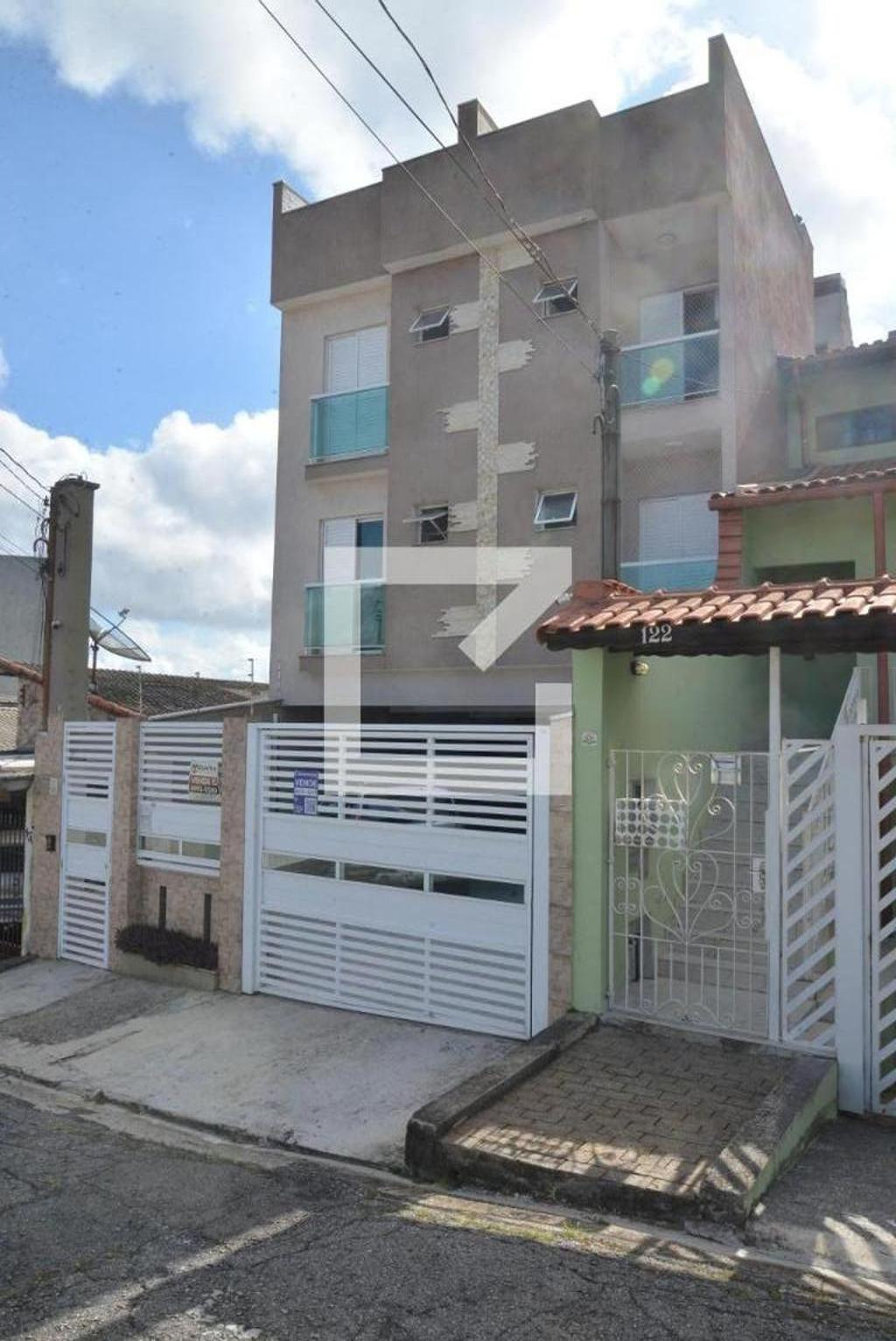 Fachada Condomínio em Rua Albino, 128