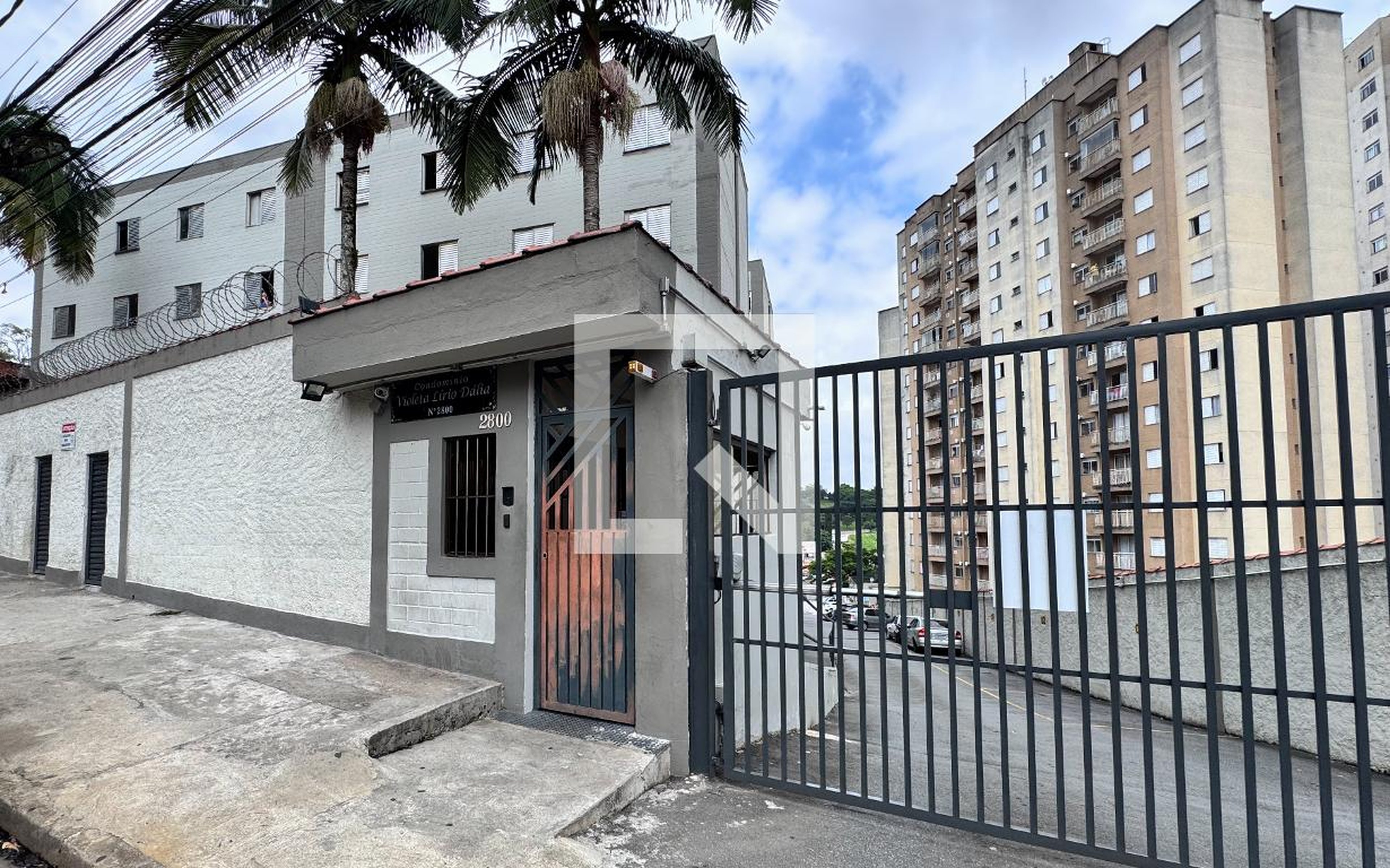 Fachada do Condomínio Condomínio Violeta Lírio