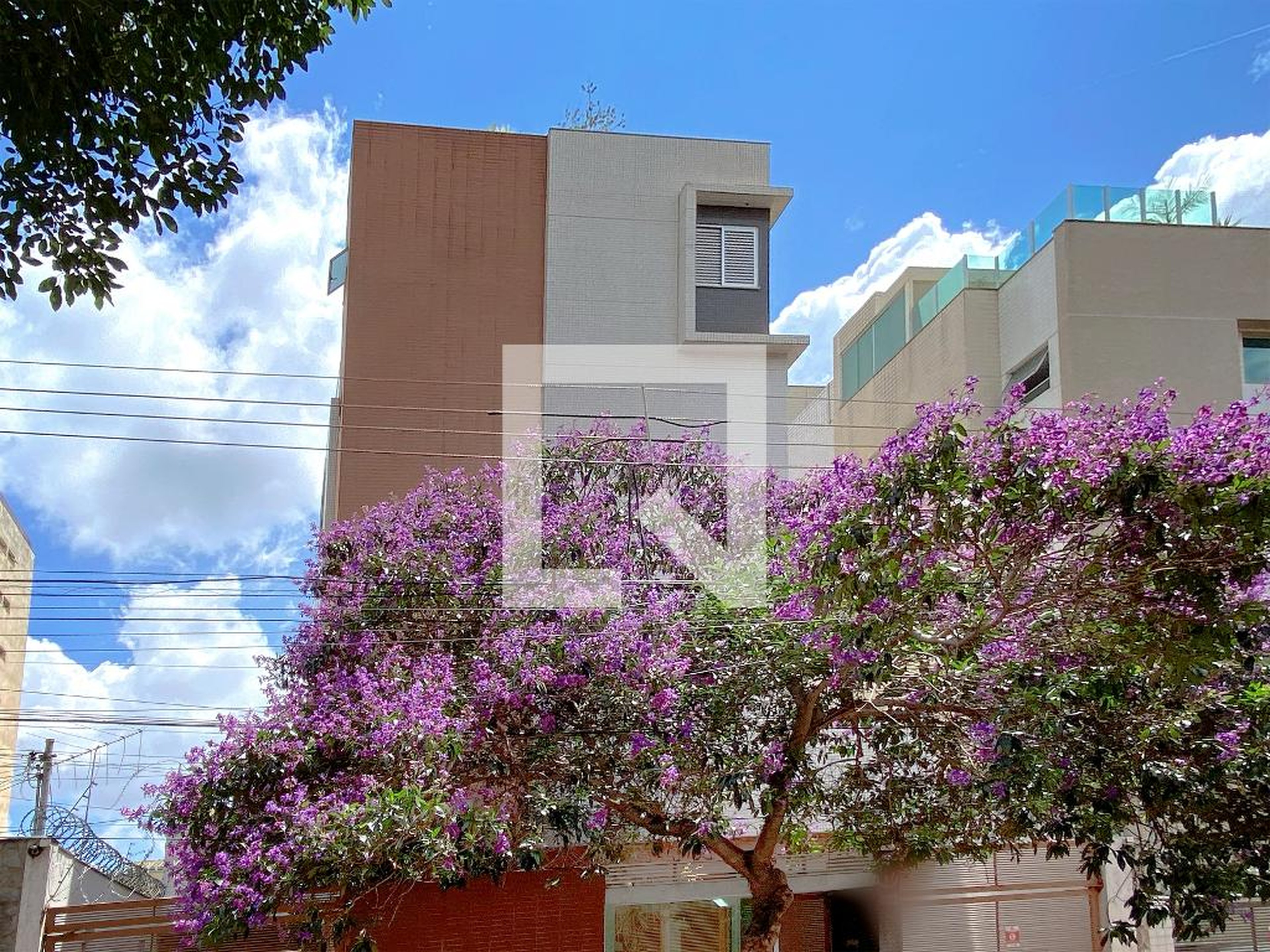 Fachada Condomínio em Rua Oriente, 318