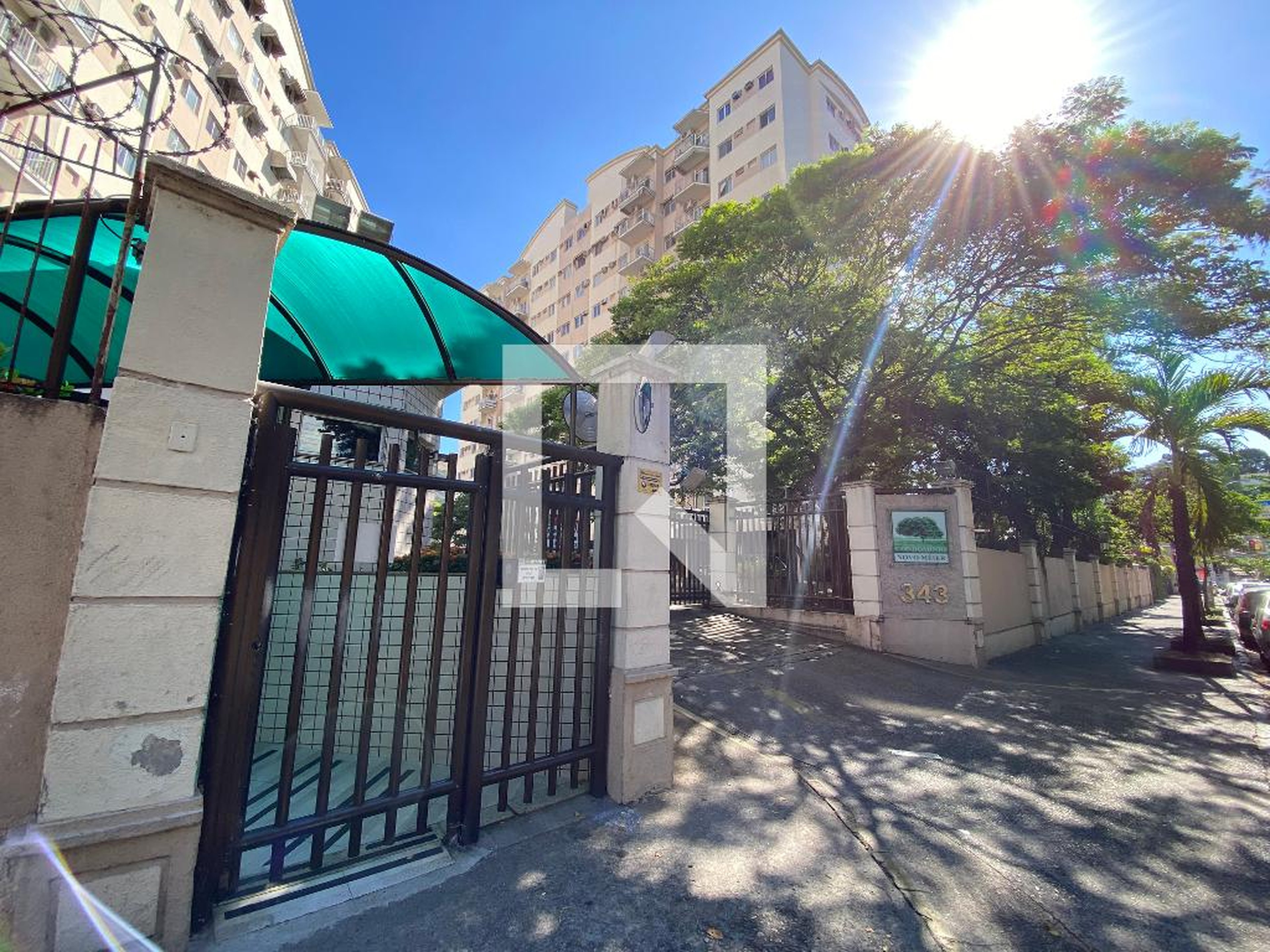 Fachada Condomínio em Rua Ana Leonidia, 393