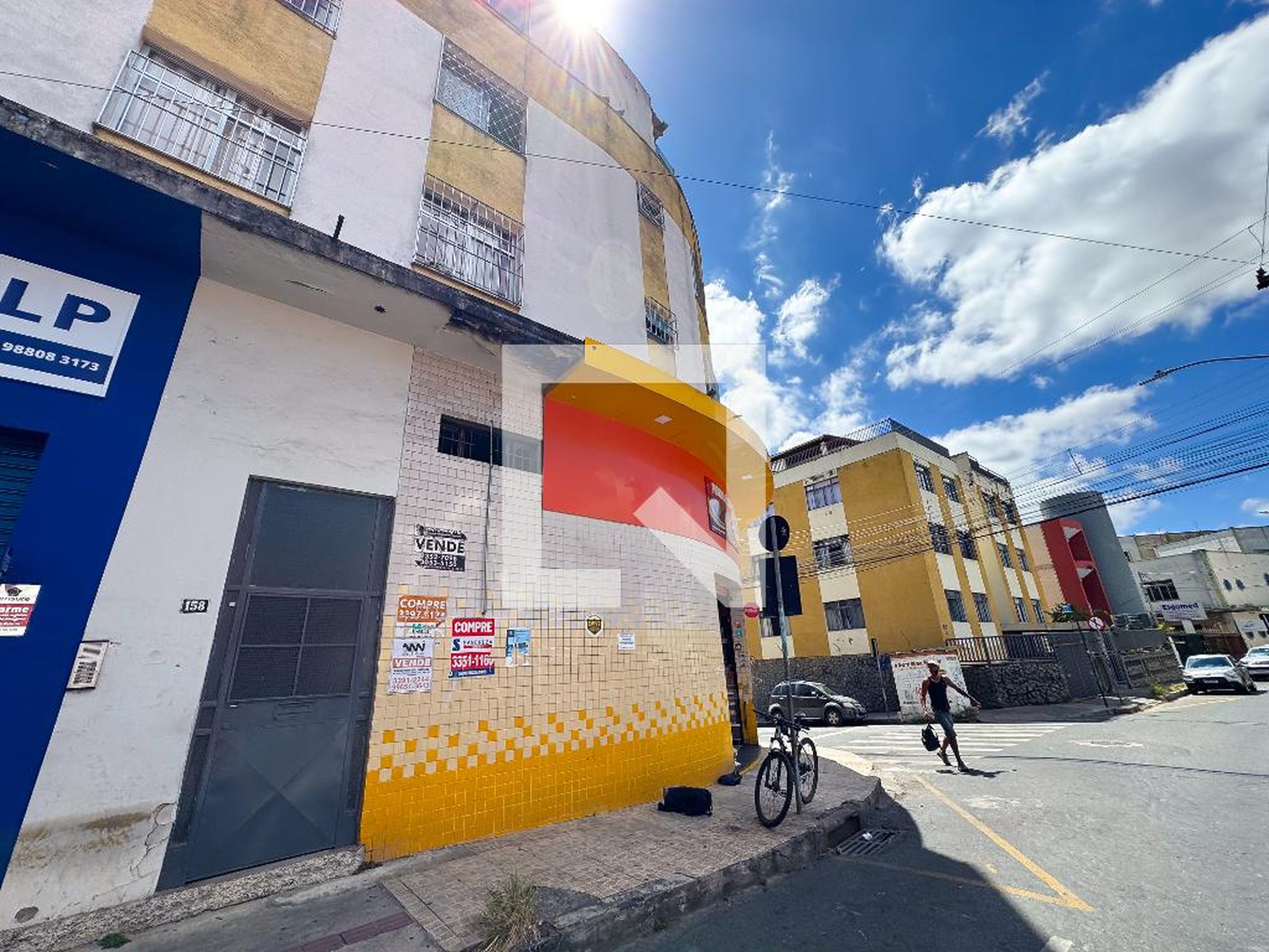 Fachada Condomínio em Rua Casuarinas, 158