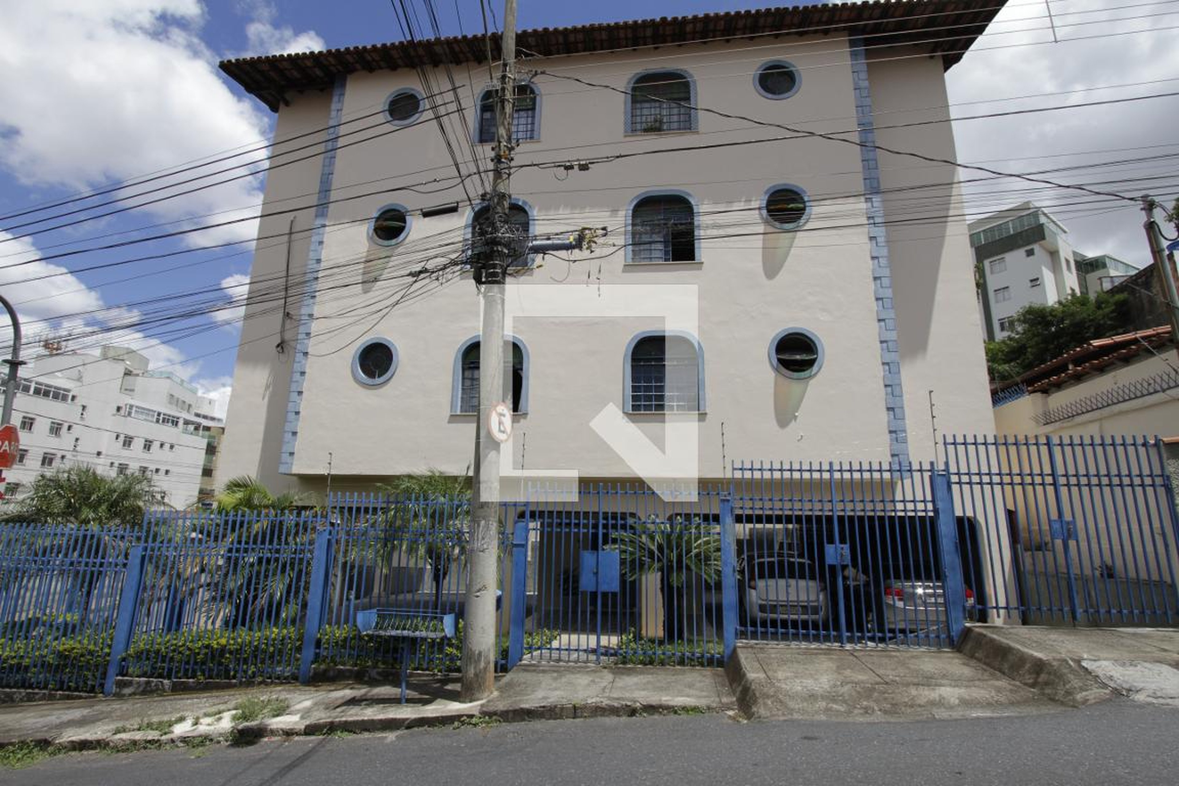 fachada Condomínio em Rua Jacarina, 370
