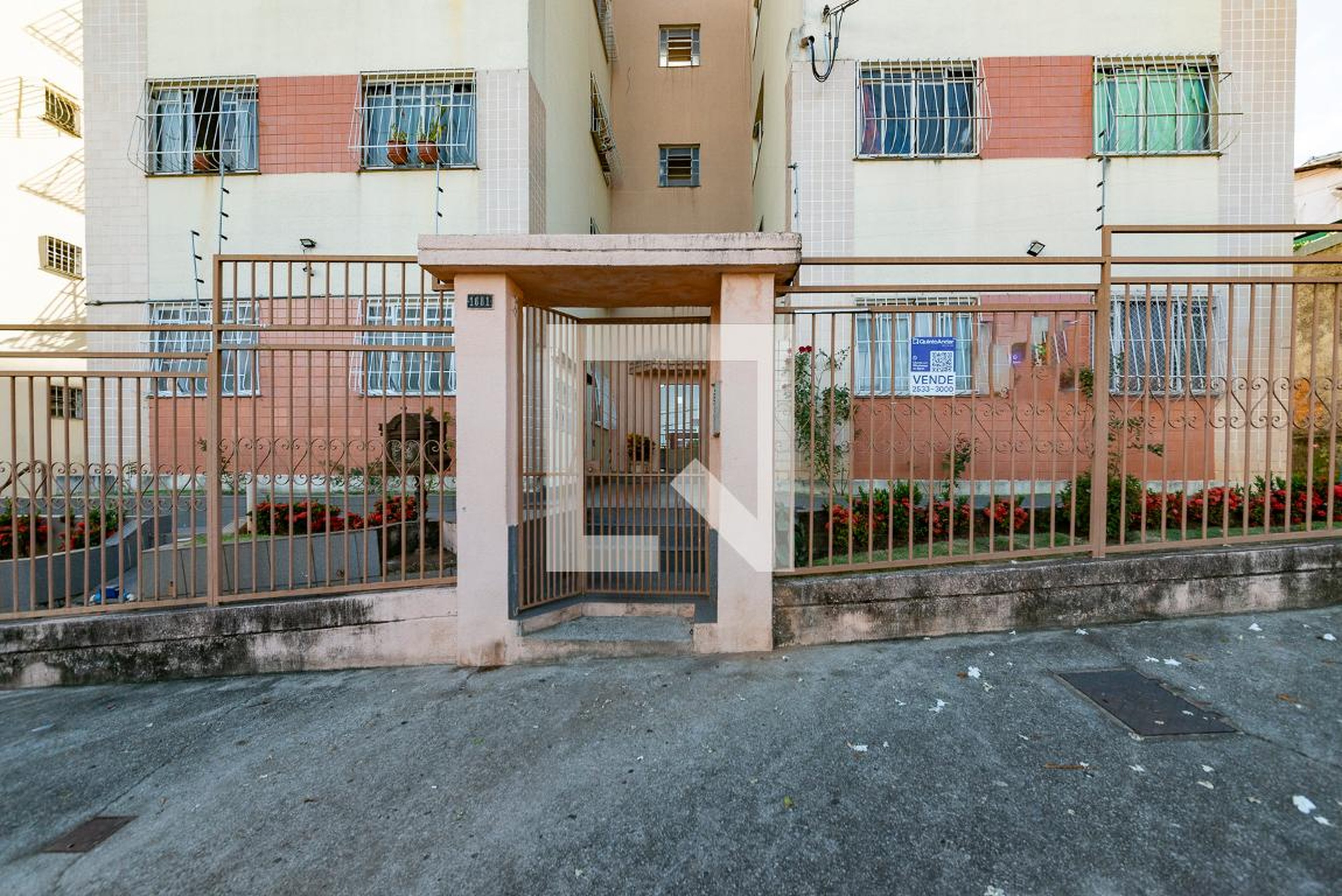 Fachada Condomínio em Rua Zurick, 1781