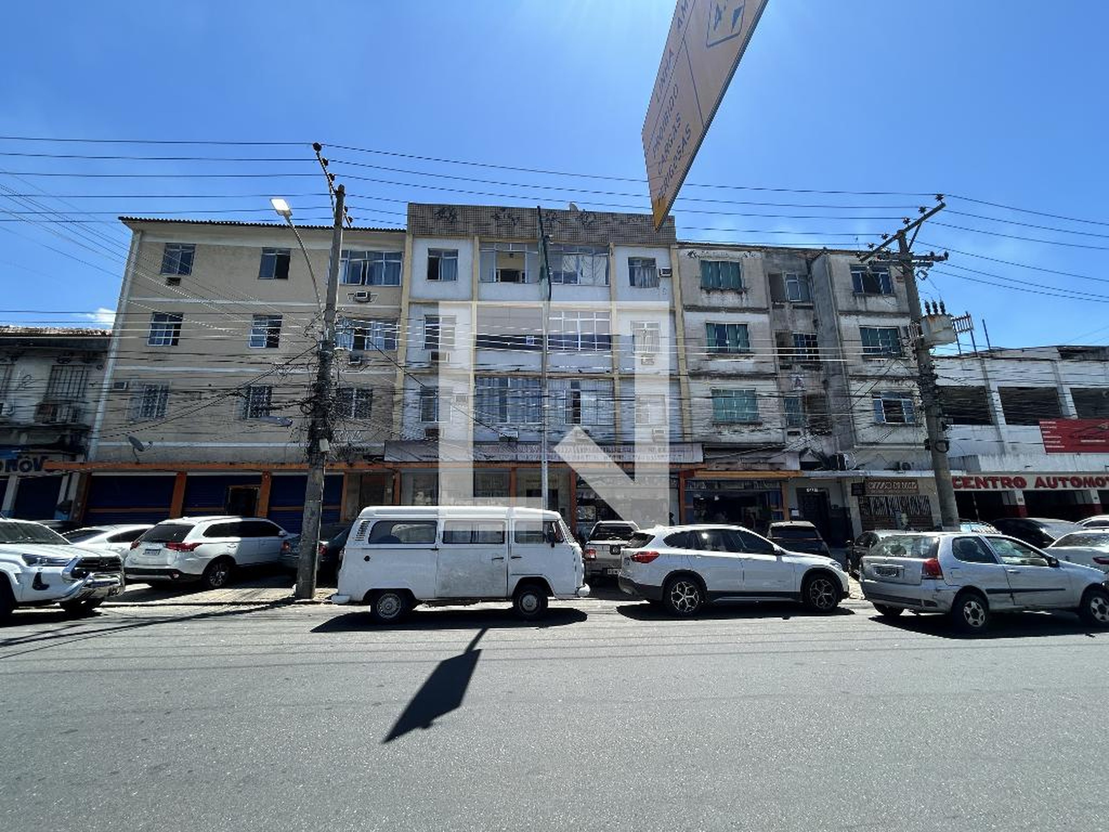 Fachada Condomínio em Avenida dos Democráticos, 1333