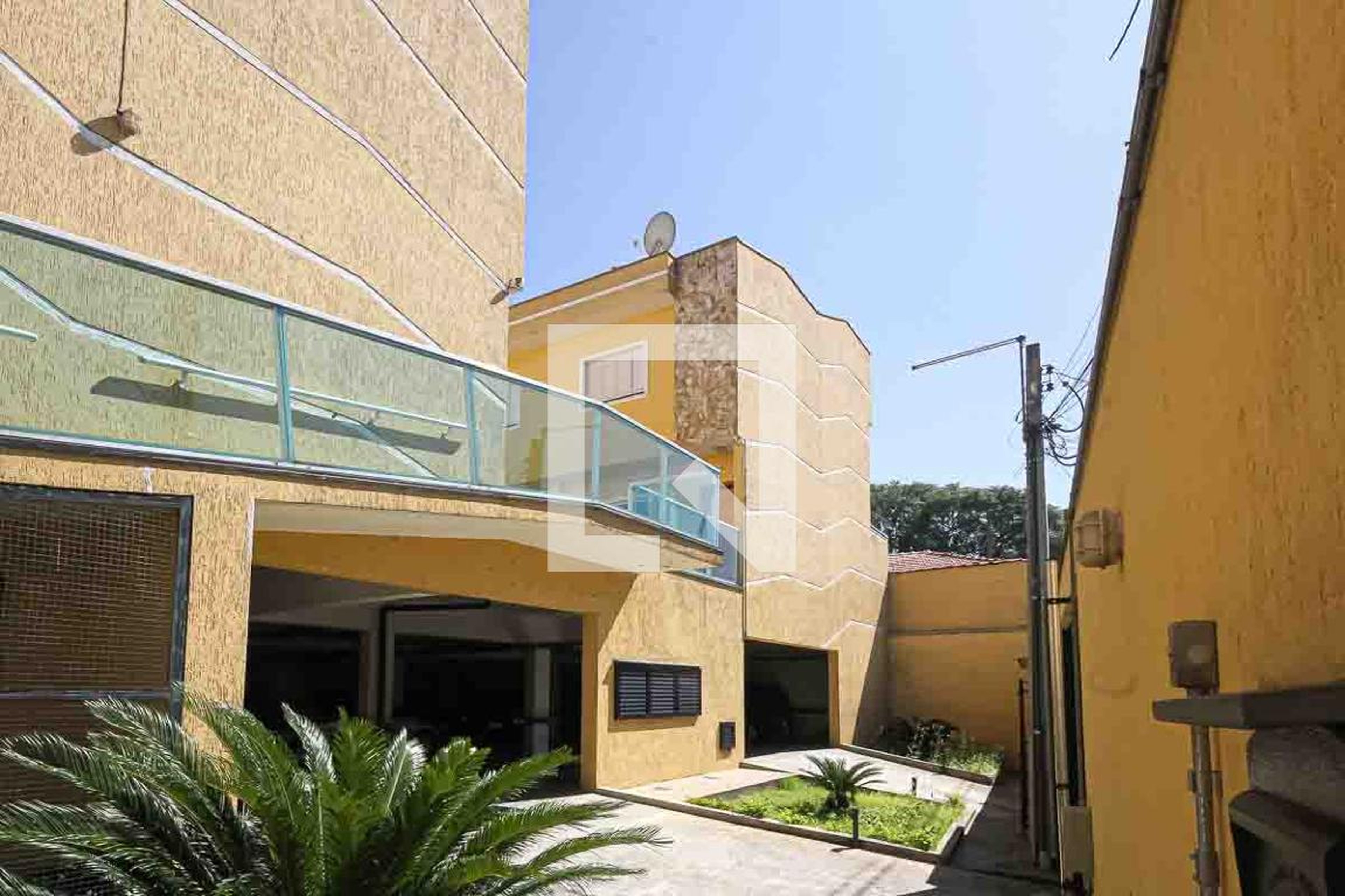 Fachada Condomínio em Rua Joaquim Peixoto, 228