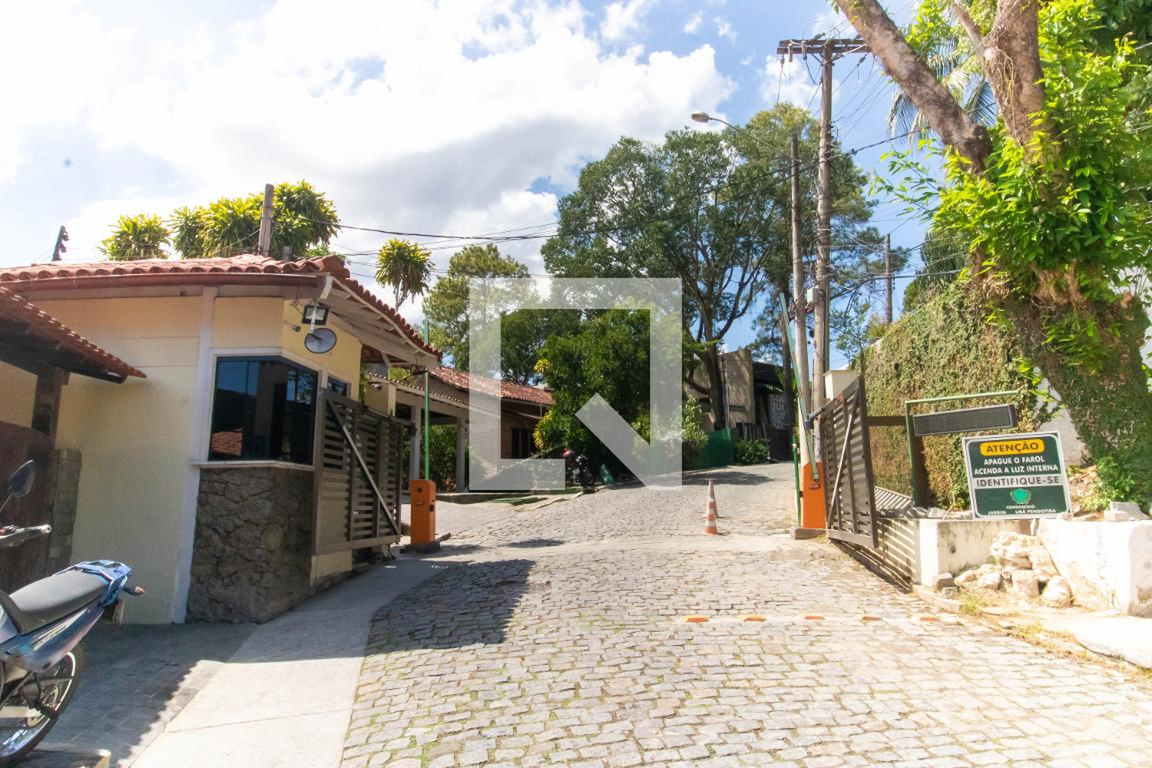 Fachada do Condomínio Condomínio em Rua Um, 17