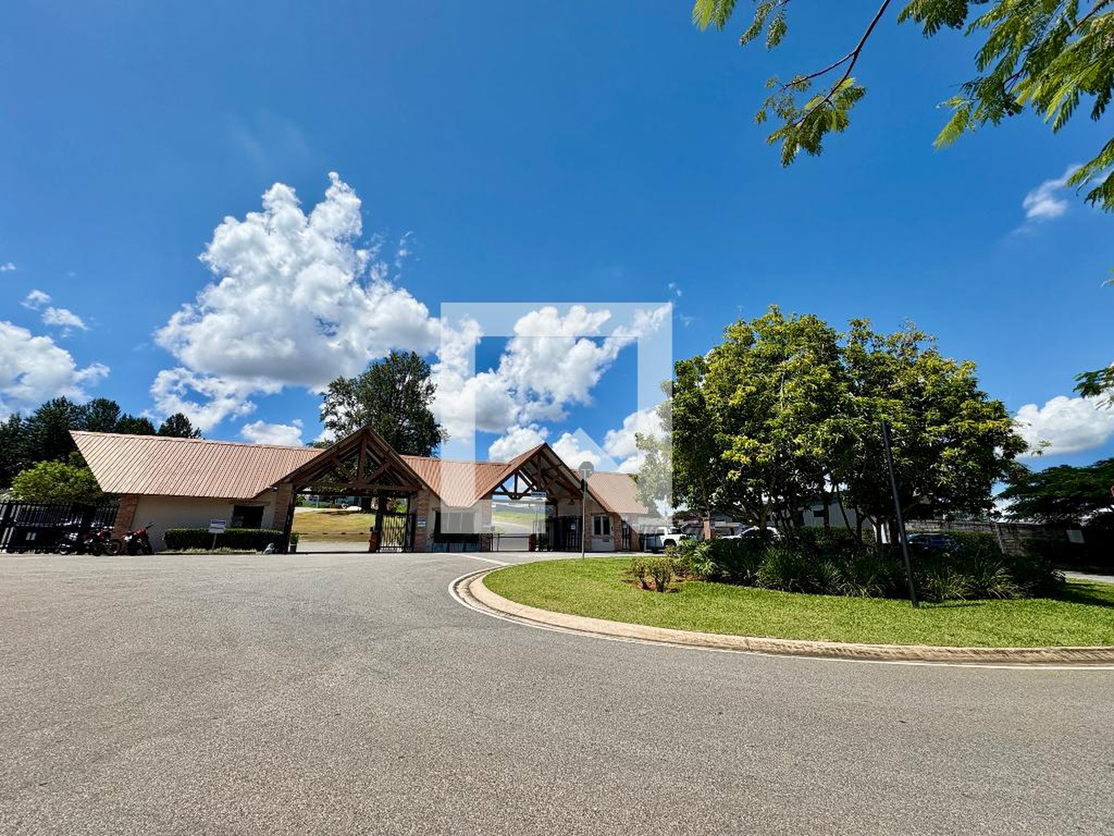 Fachada do Condomínio Condomínio Parque dos Manacas