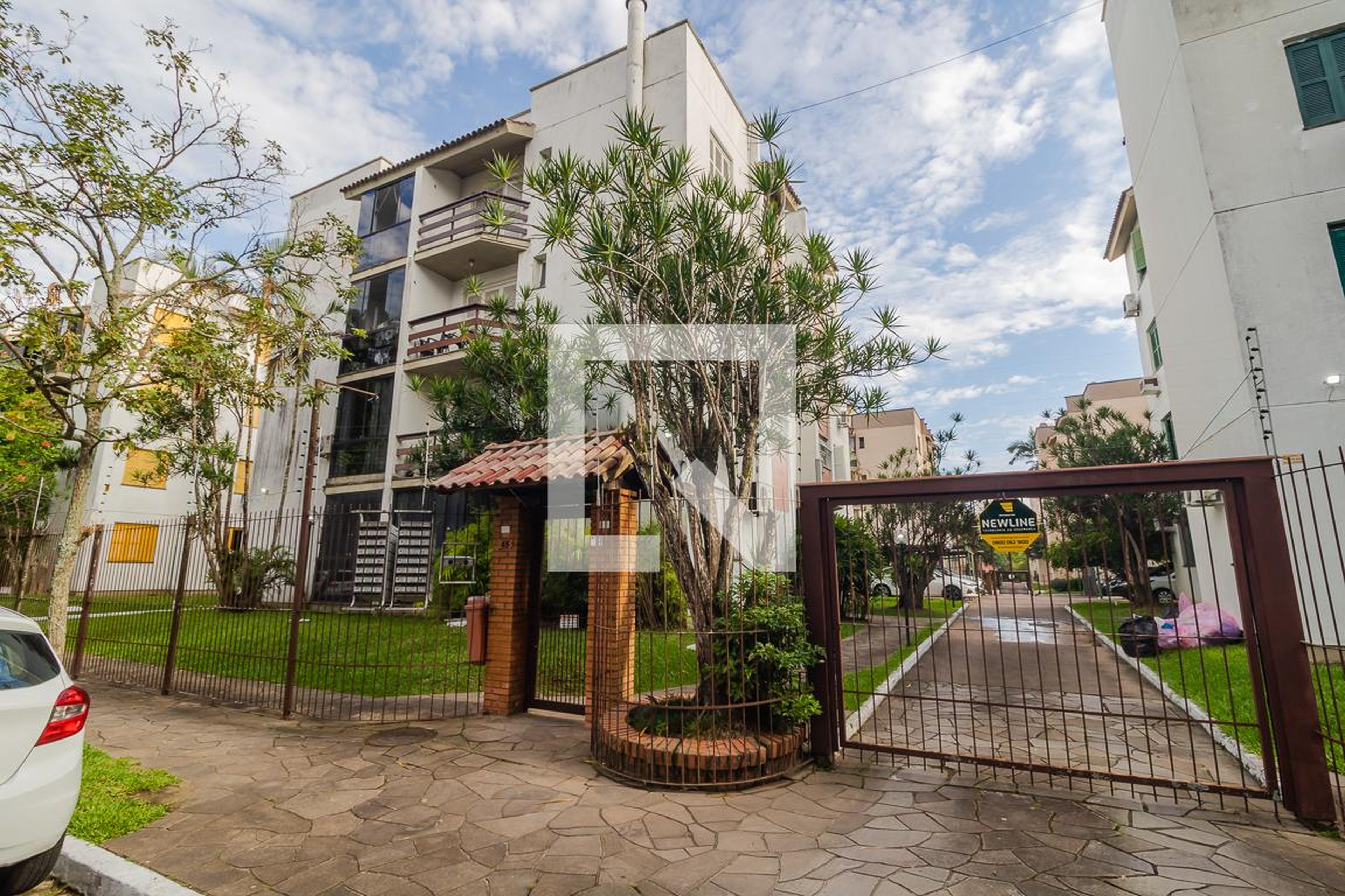 Fachada Condomínio em Rua Moacir Santana, 45