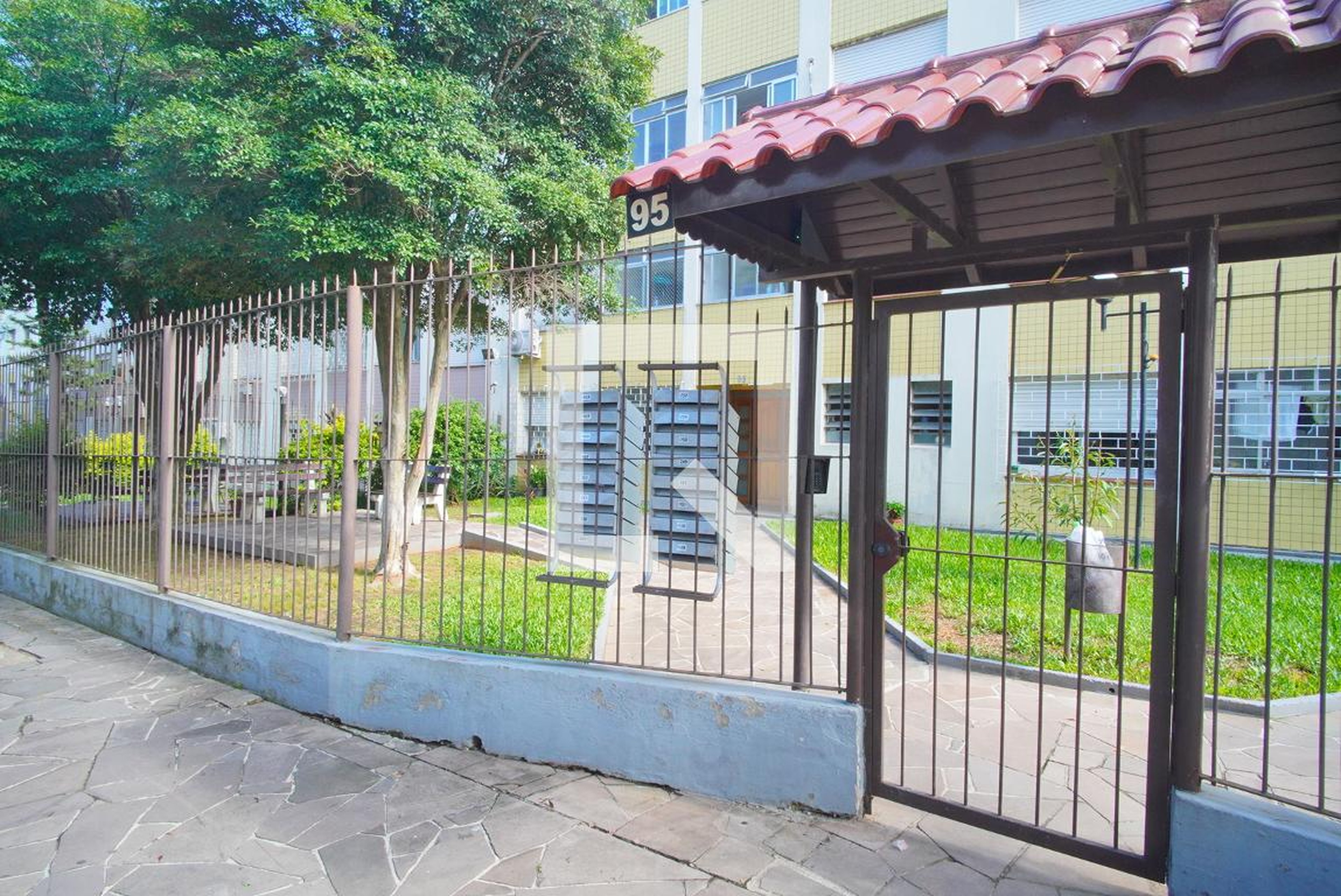 Fachada Condomínio em Rua Domingos Seguézio, 95