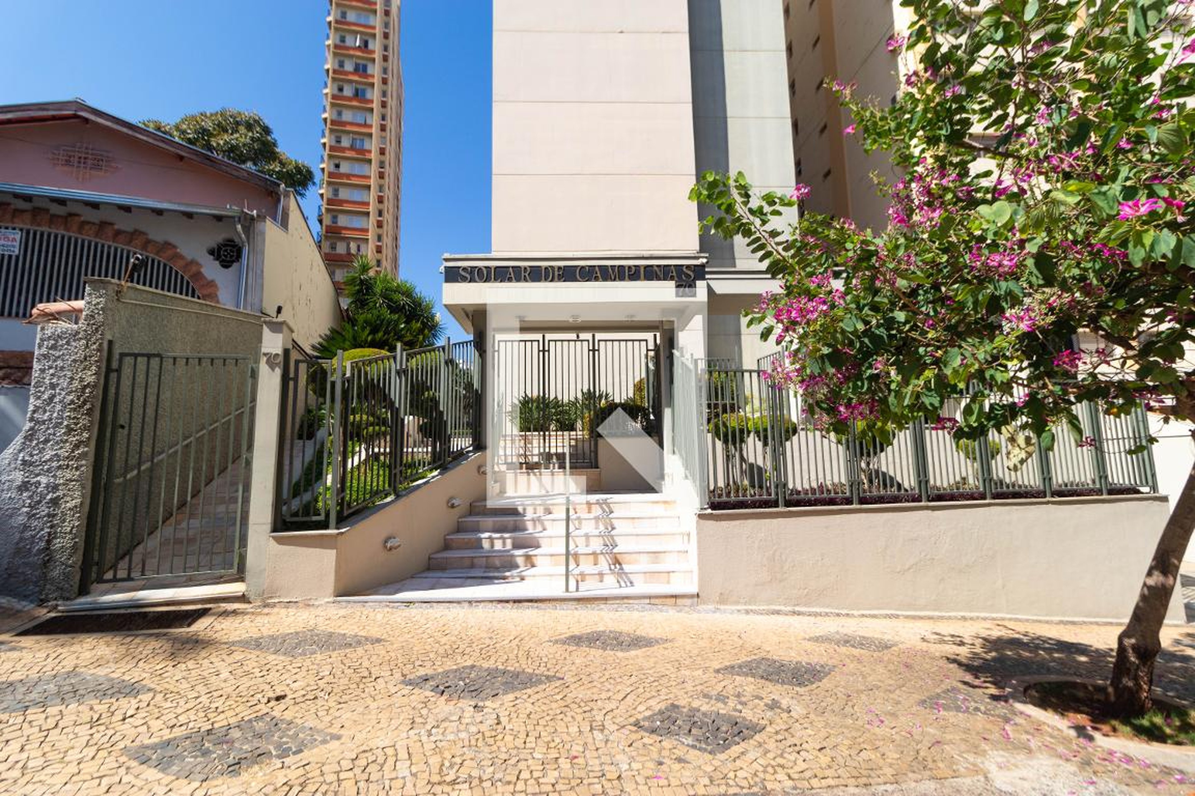Fachada Condomínio em Rua Joaquim Novaes, 70