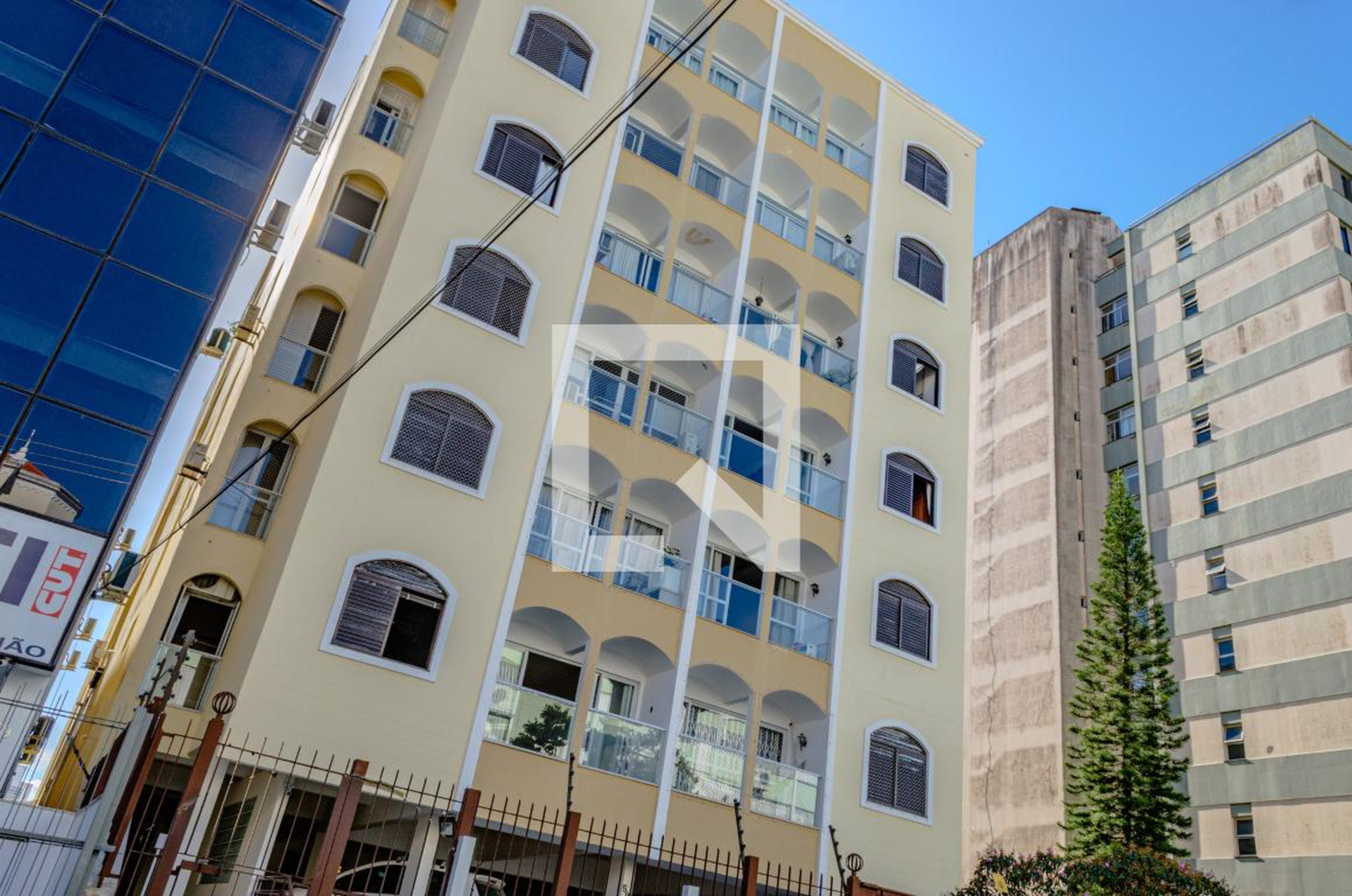 Fachada Condomínio em Rua Emir Rosa, 593