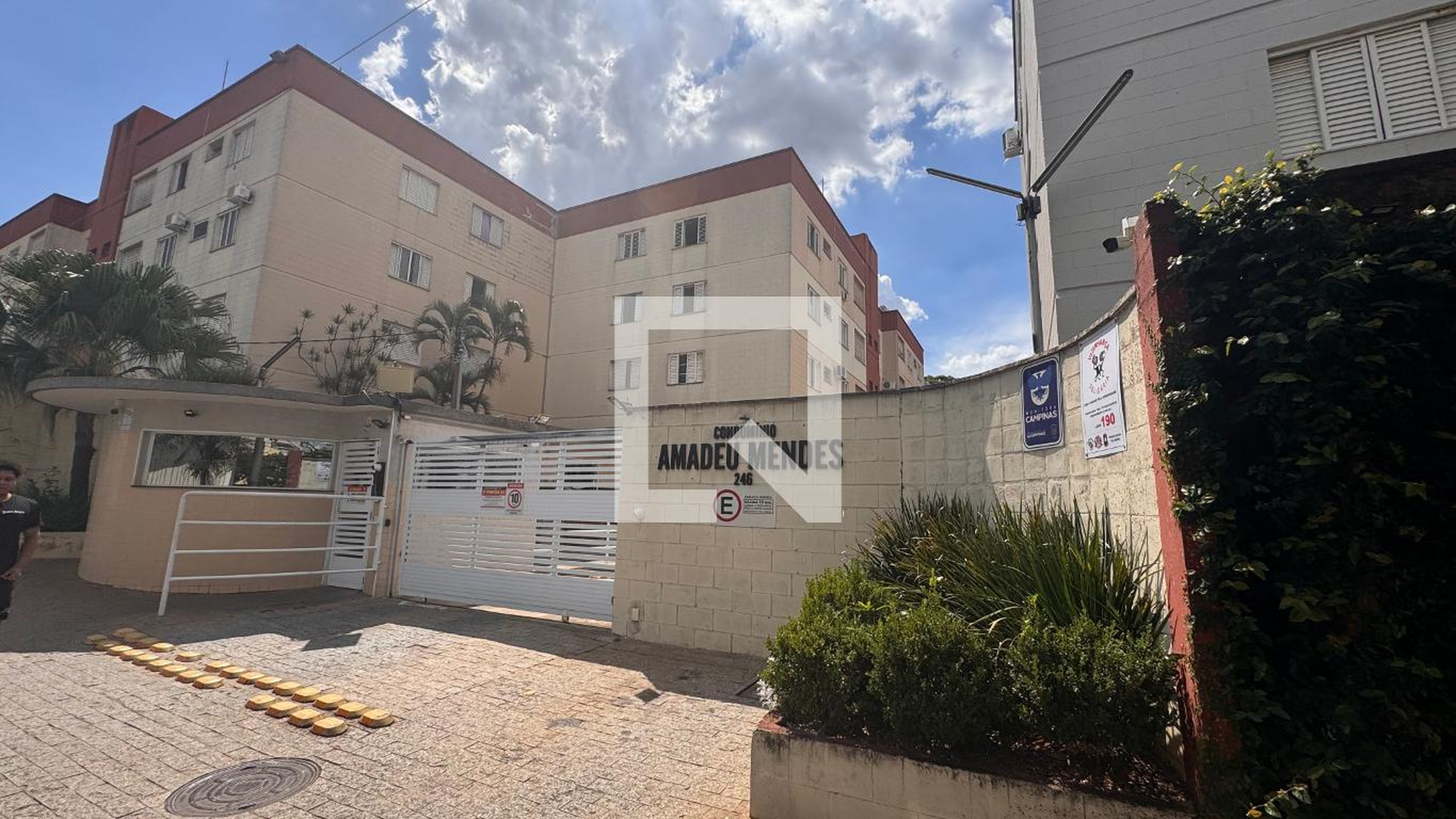 Fachada Condomínio em Avenida Ana Beatriz Bierrembach, 246