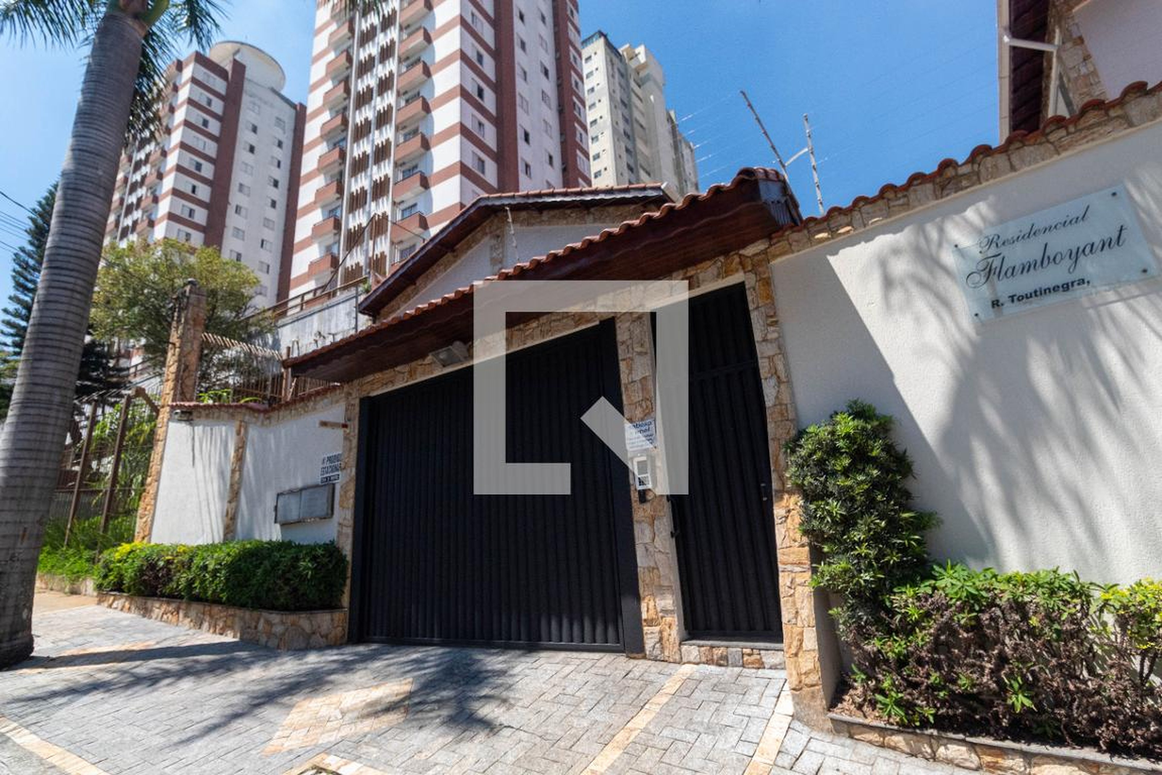 Fachada do condomínio Condomínio em Rua Toutinegra, 344