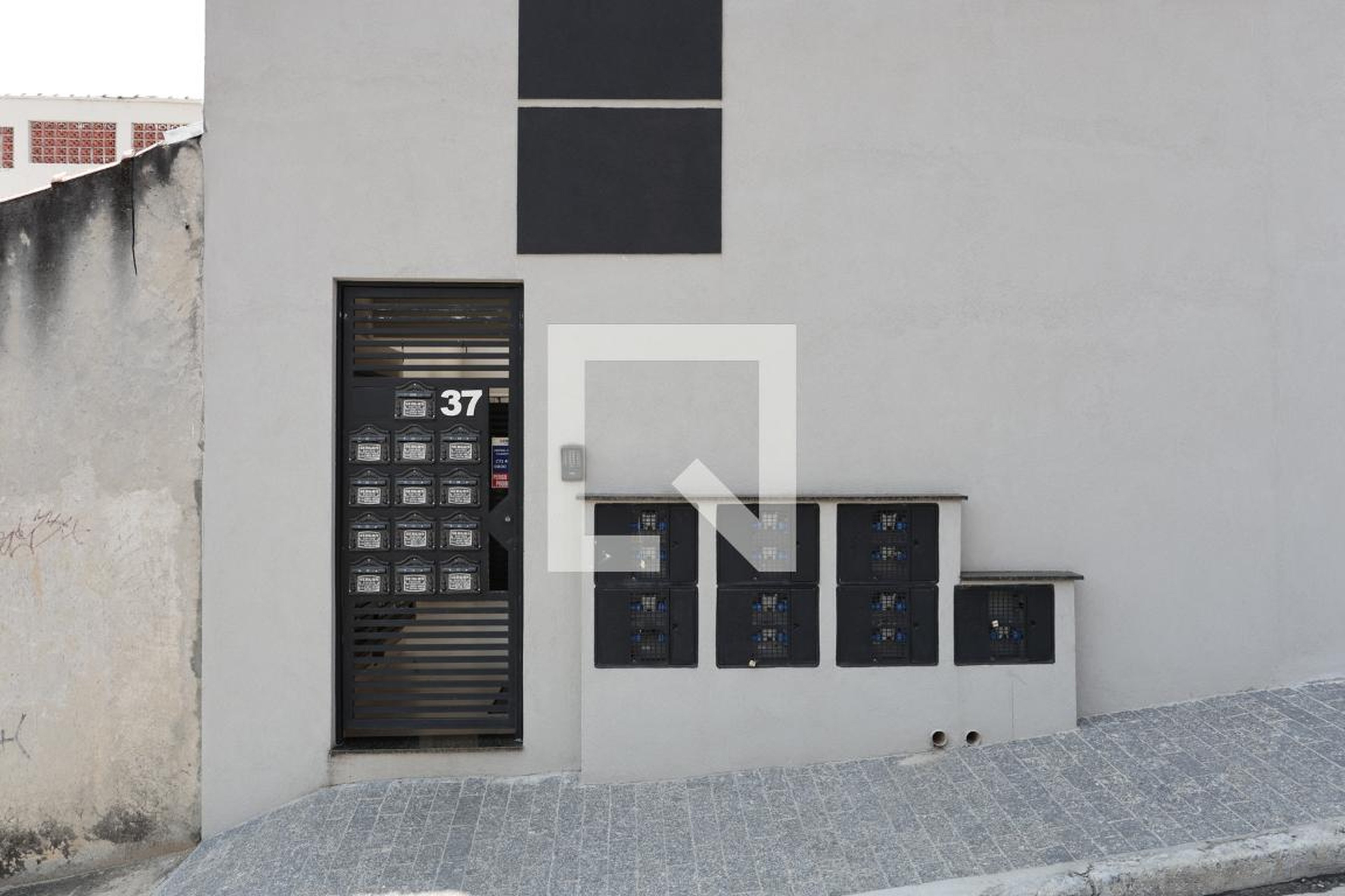 Fachada do condomínio Condomínio em Rua Abaeté, 37