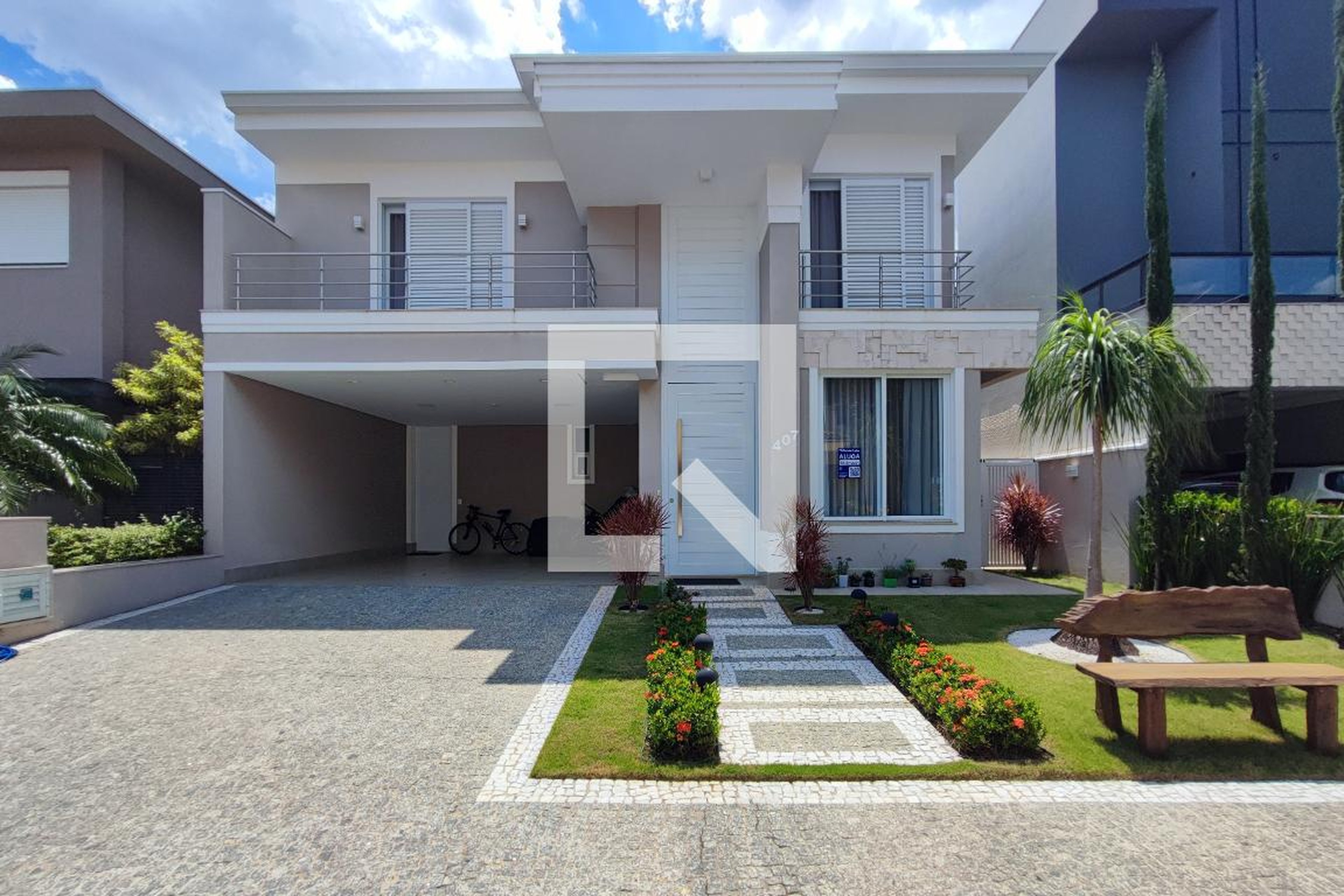 Fachada Condomínio em Rua Elvira del Álamo Cabrino, 407