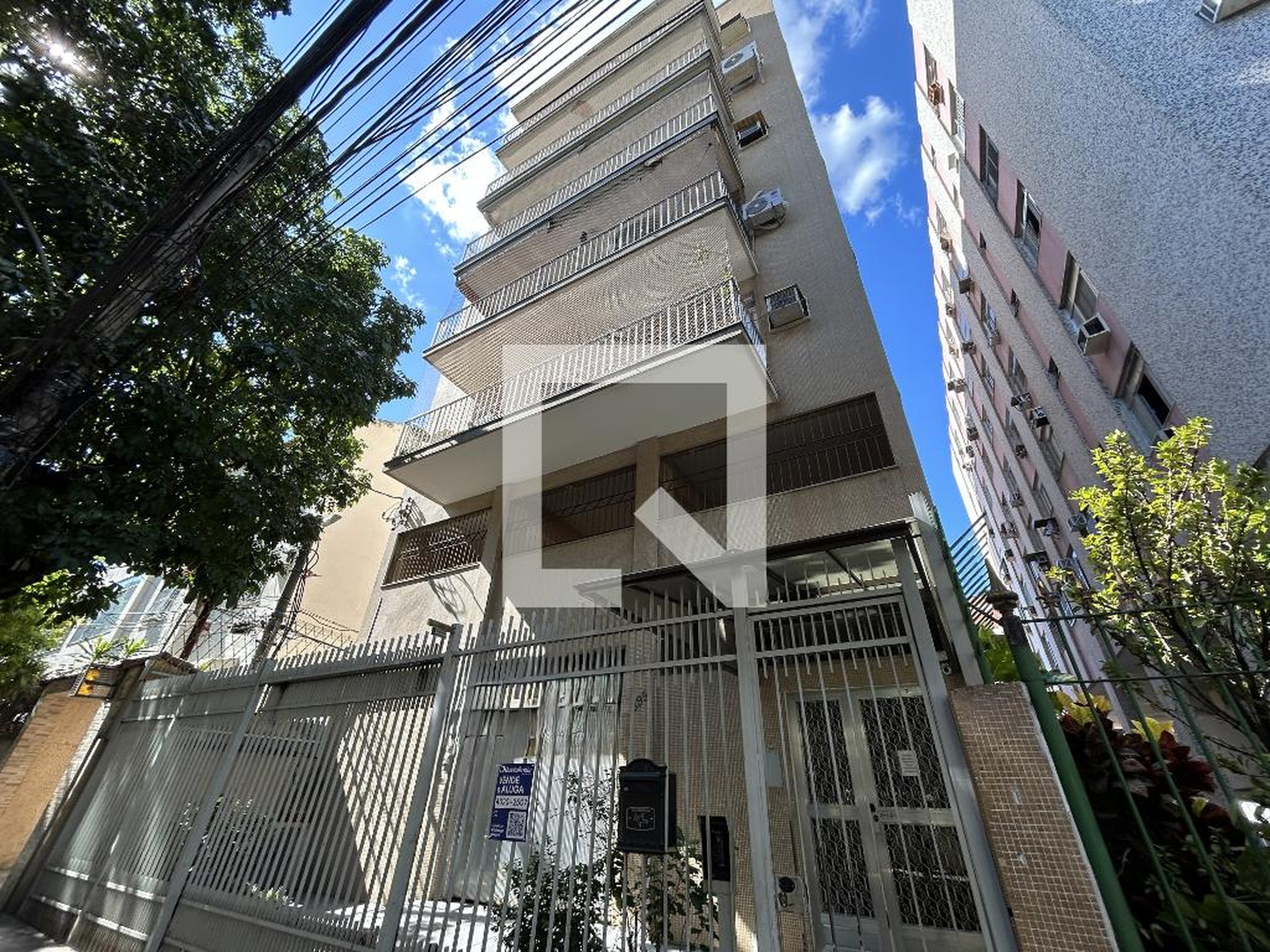 Fachada Condomínio em Rua Magalhães Couto, 398