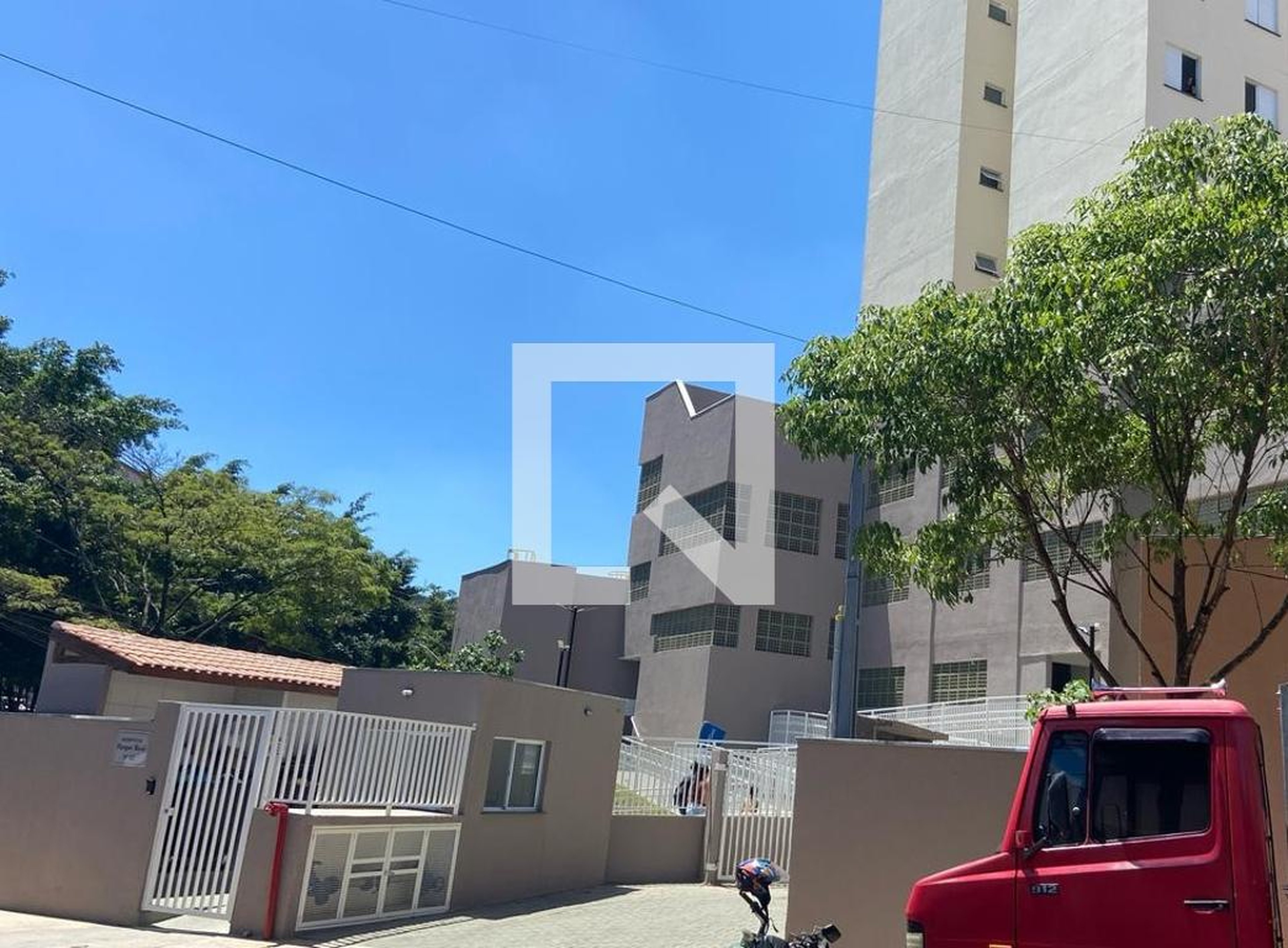 Fachada do condomínio Condomínio em Rua Almirante Cockrane, 23