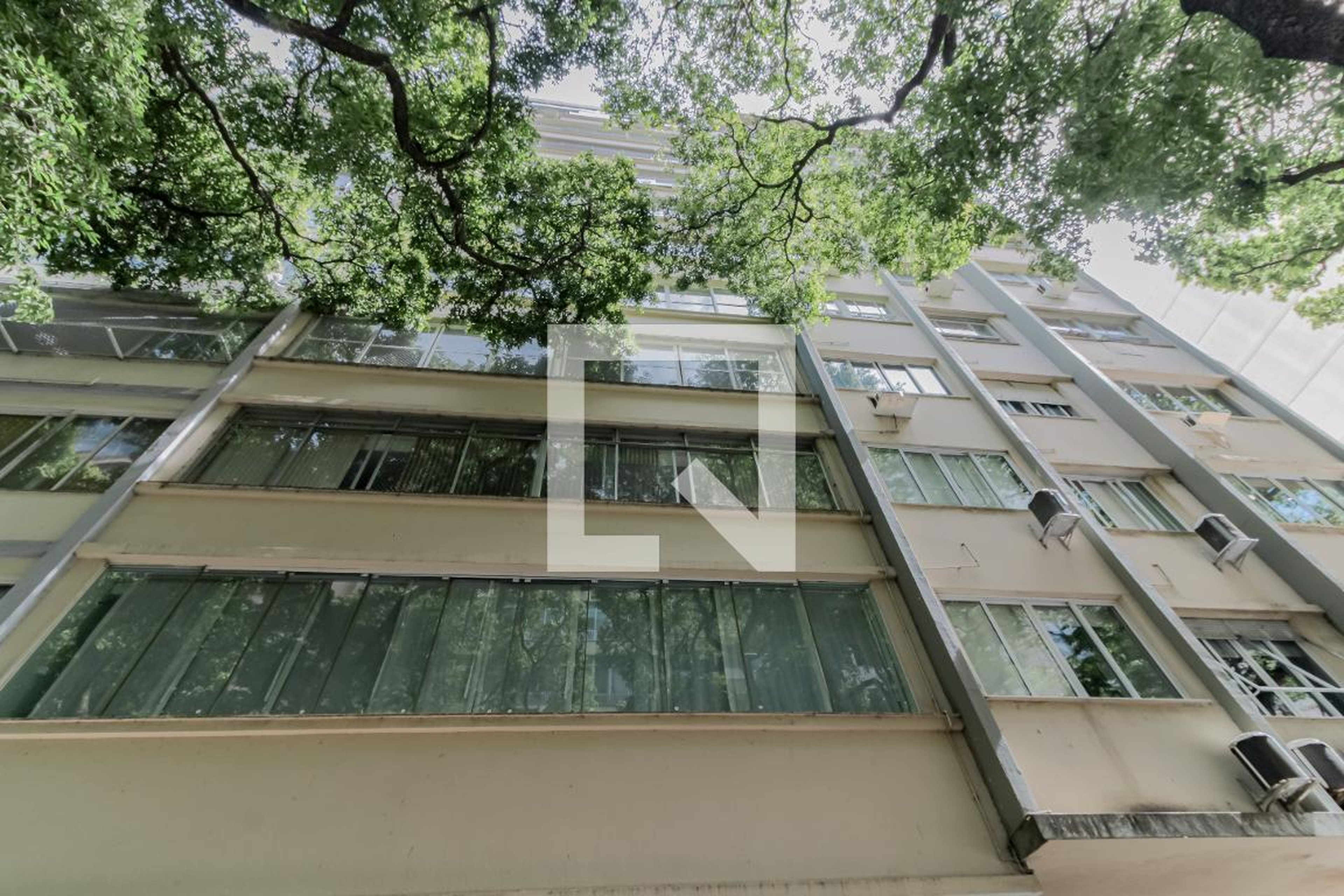 Fachada do Prédio Condomínio em Rua Xavier da Silveira, 55