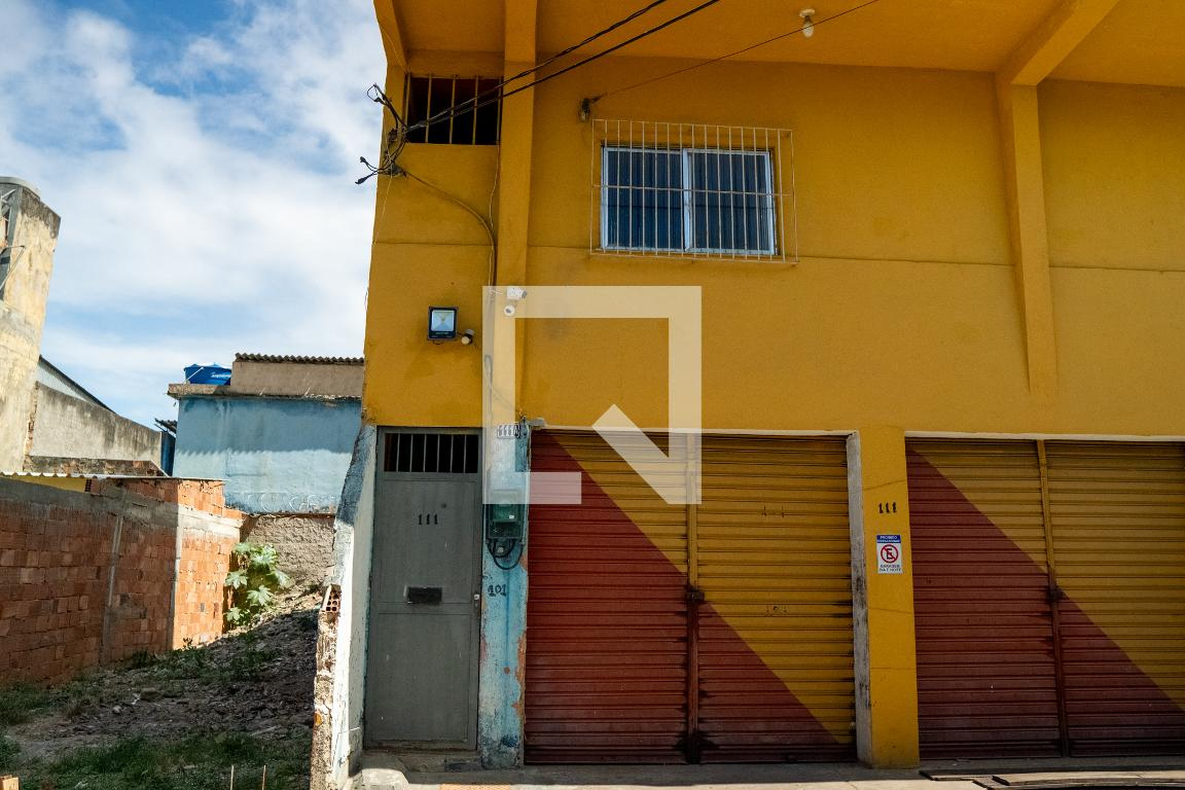 Fachada Condomínio em Rua Mirabela, 111