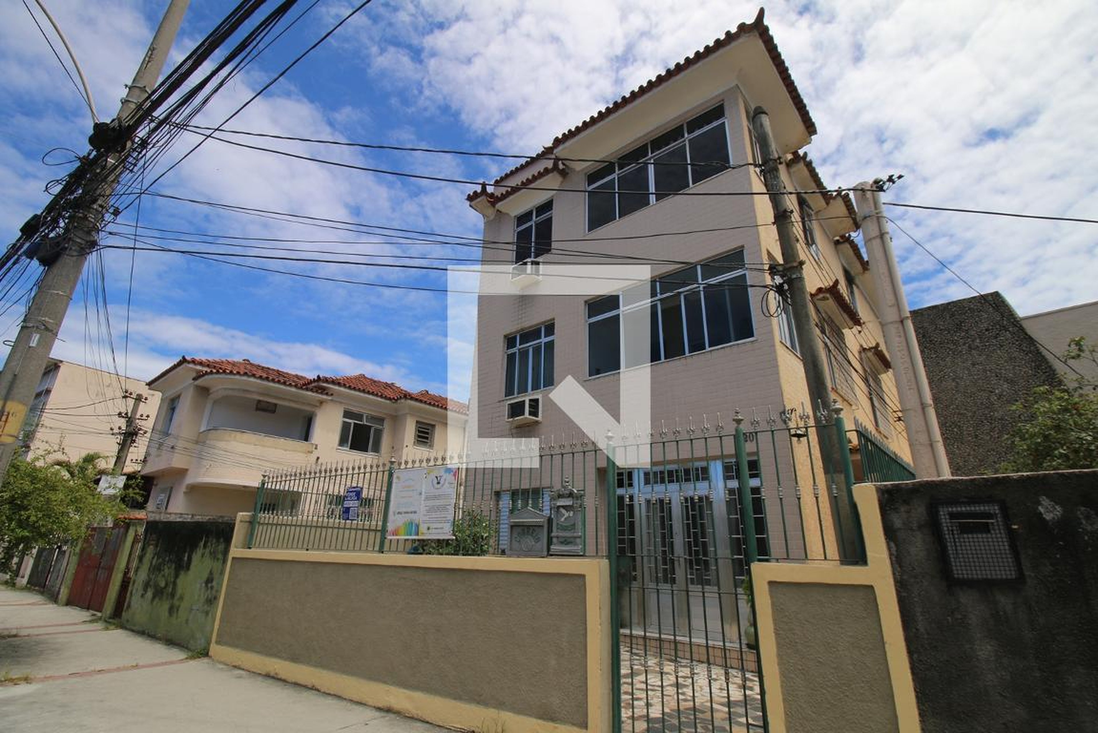 Fachada do Prédio Condomínio em Rua André Azevedo, 20