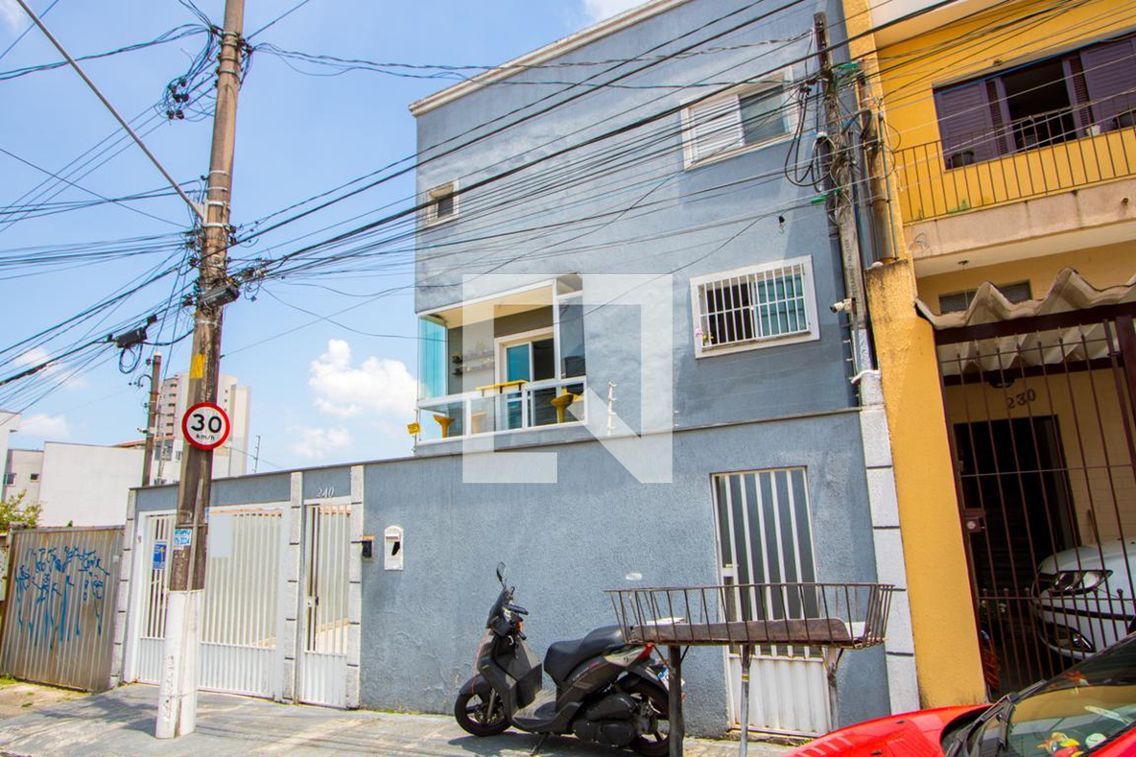 Fachada Condomínio em Rua Doutor Mayera, 240