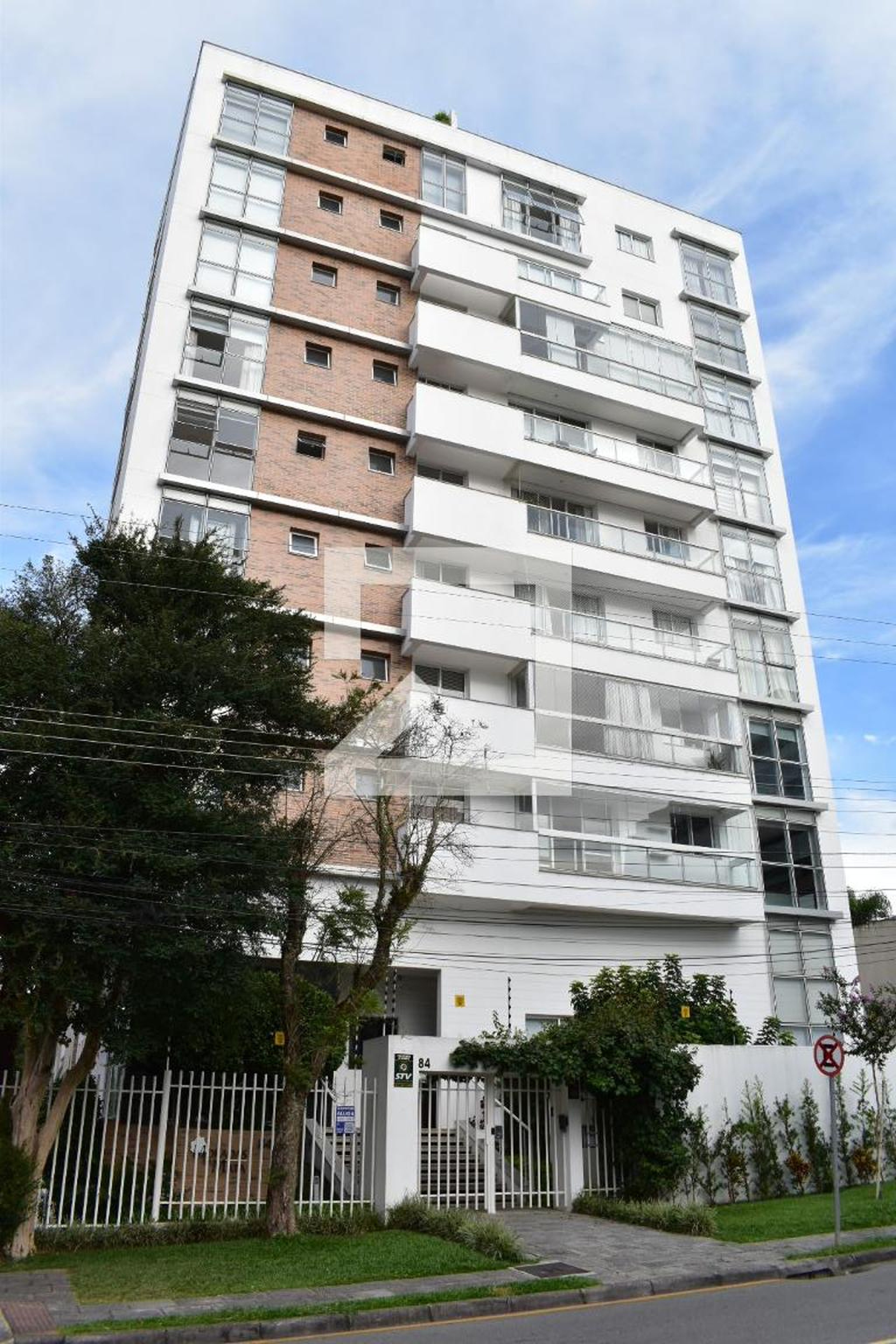 Fachada do condomínio Condomínio em Rua Vereador Washington Mansur, 84