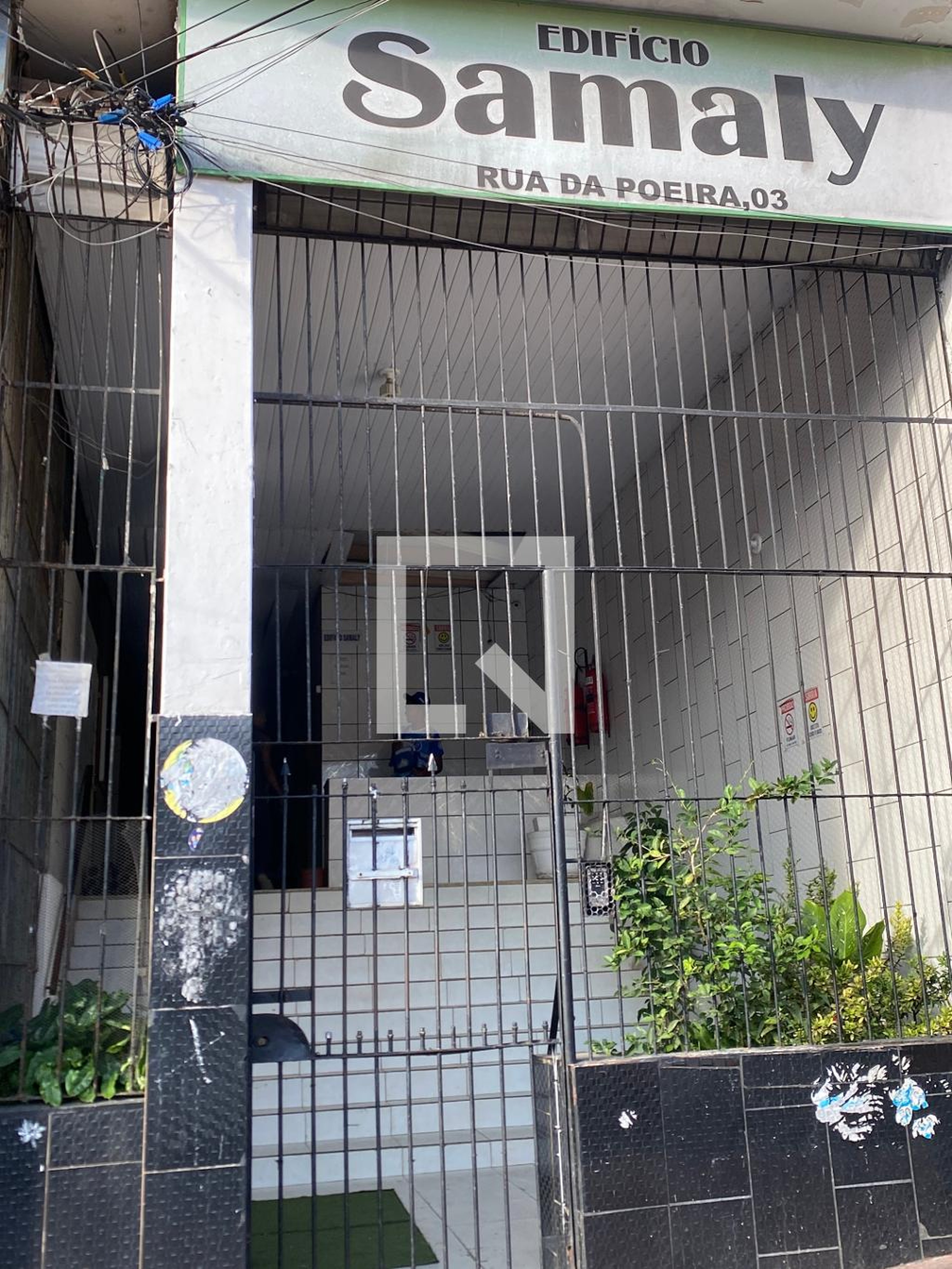 Fachada Condomínio em Rua da Poeira, 3