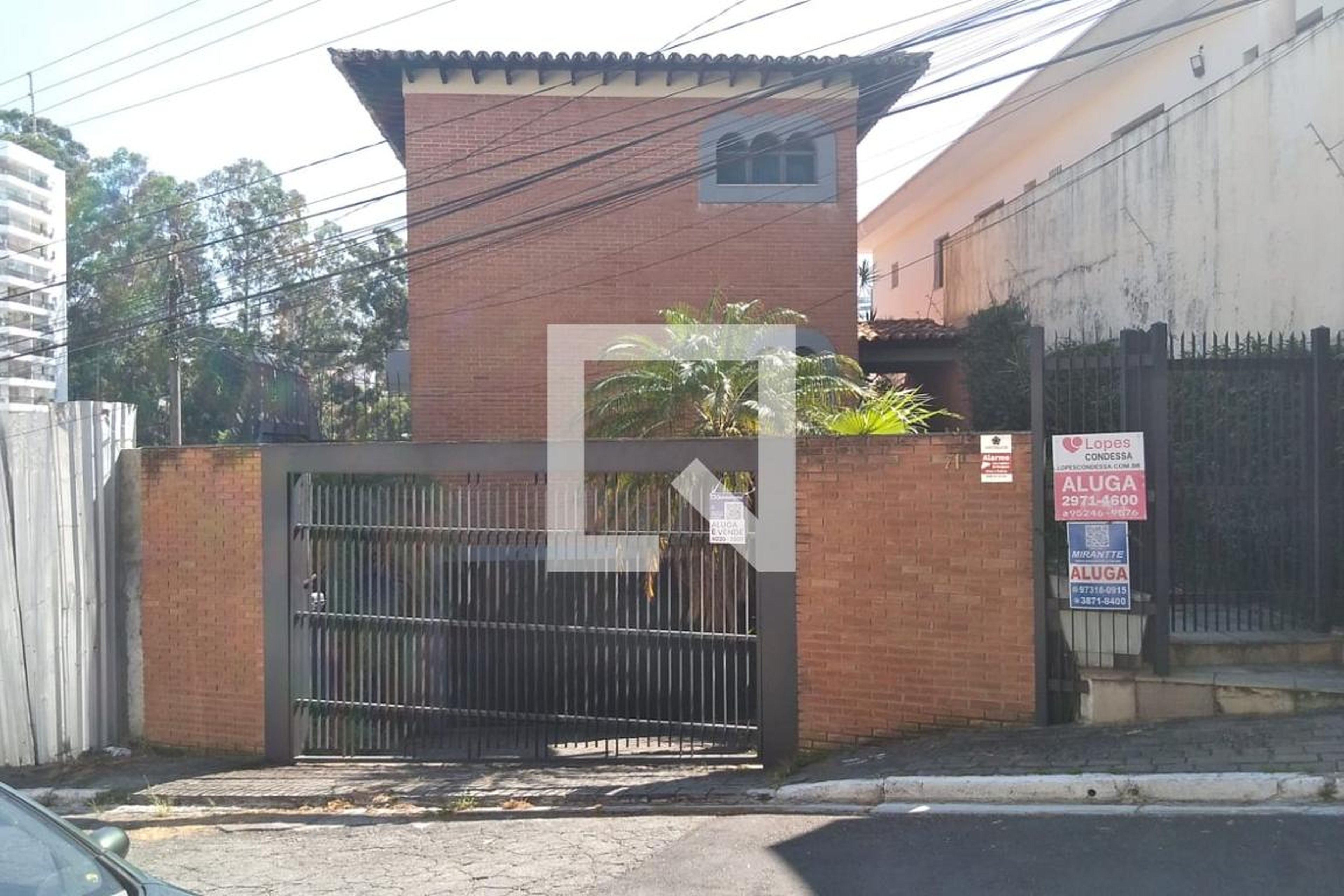 Fachada Condomínio em Rua Maestro Antão Fernandes, 71