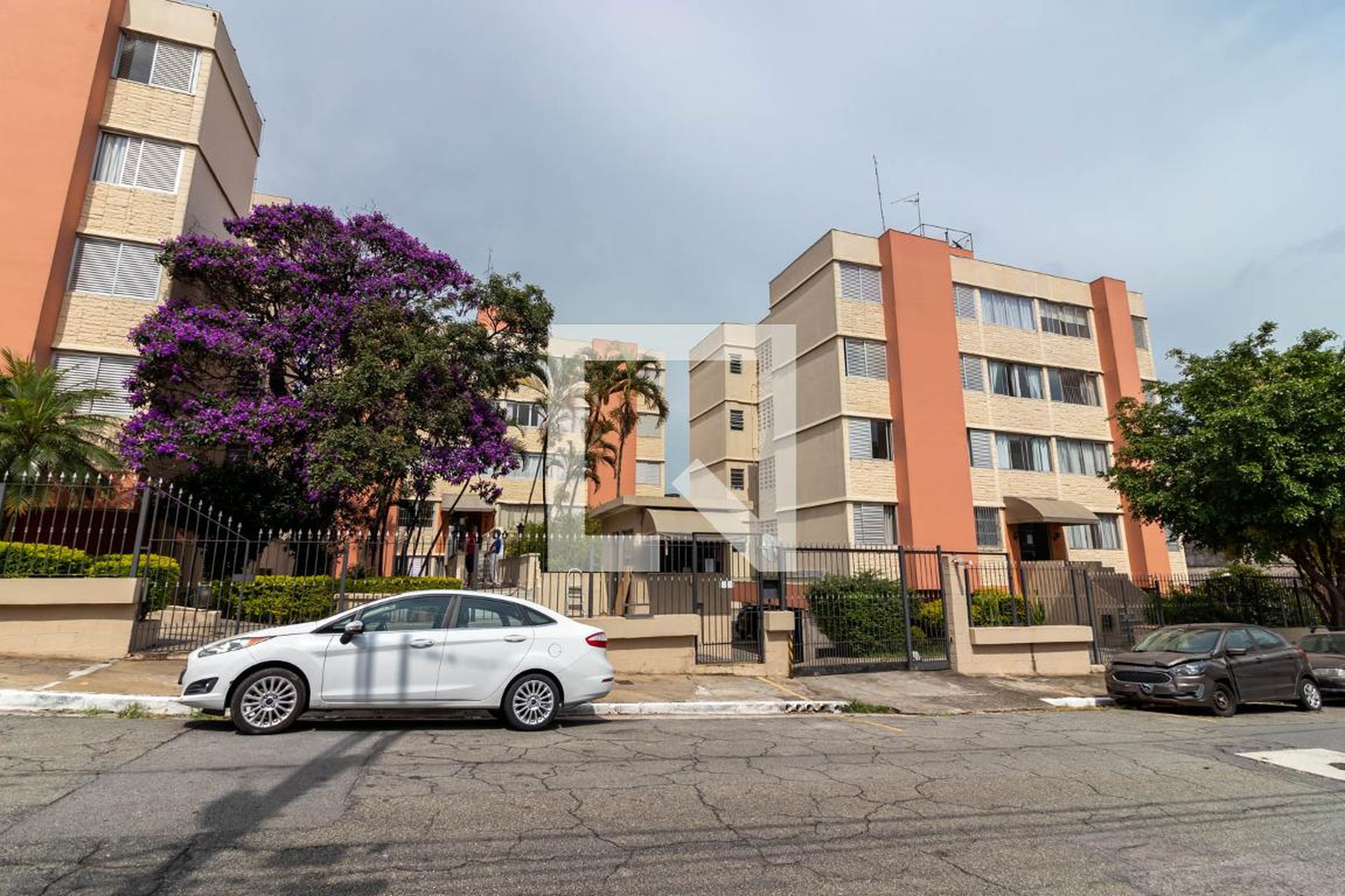Fachada do Prédio Condomínio em Rua Carlos Belmiro Correia, 171