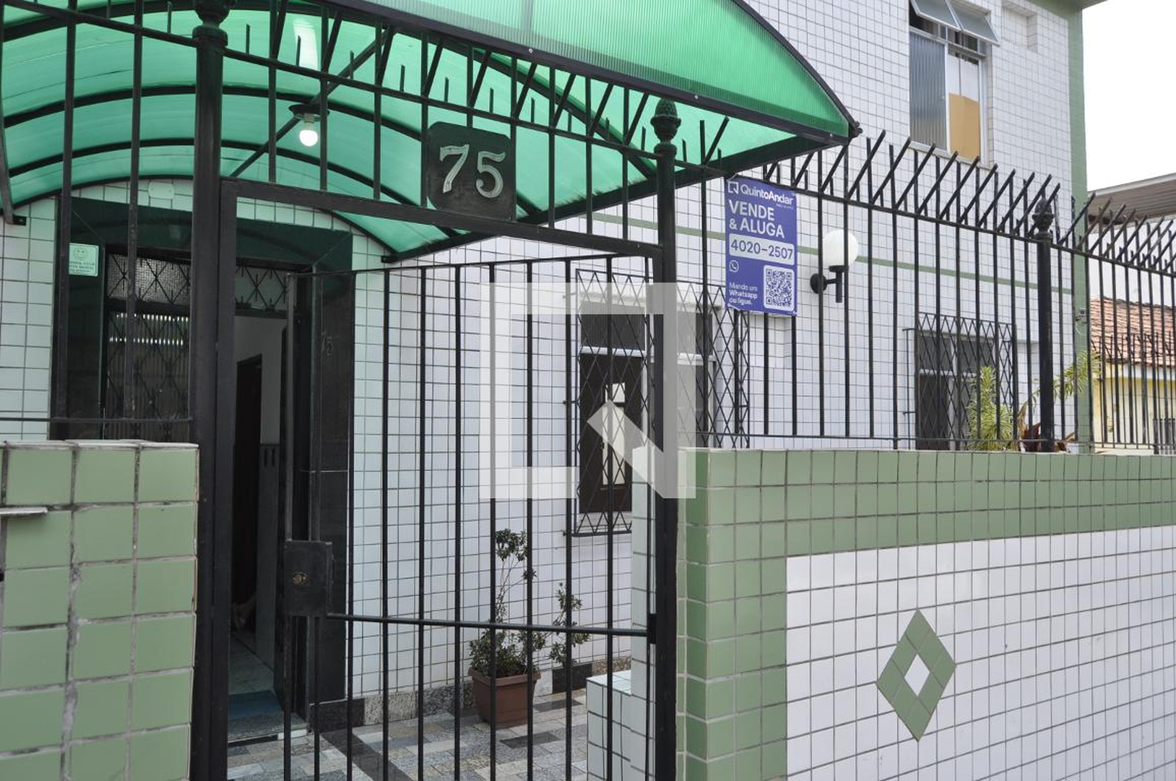 Fachada Condomínio em Rua Affonso Arinos, 75