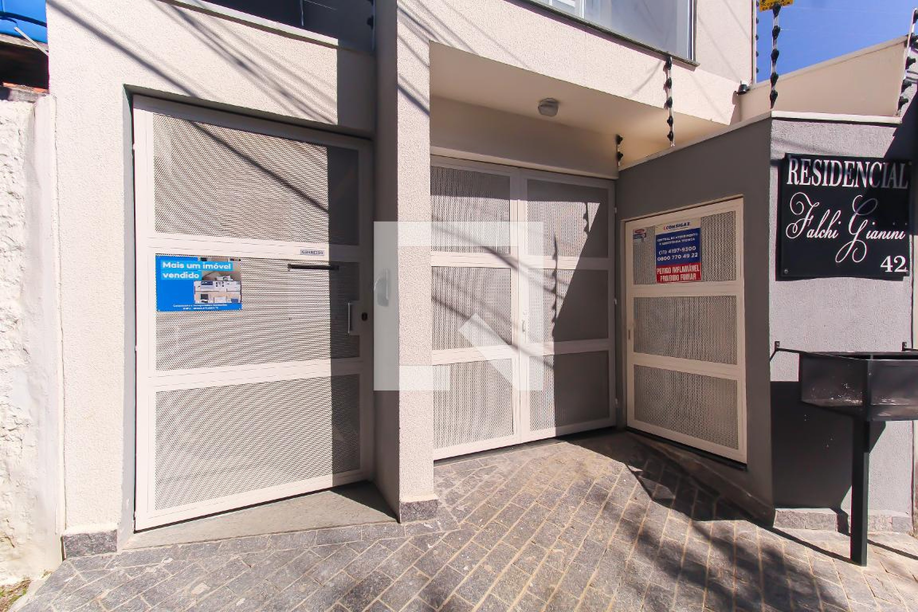 Fachada Condomínio em Rua Falchi Gianini, 42