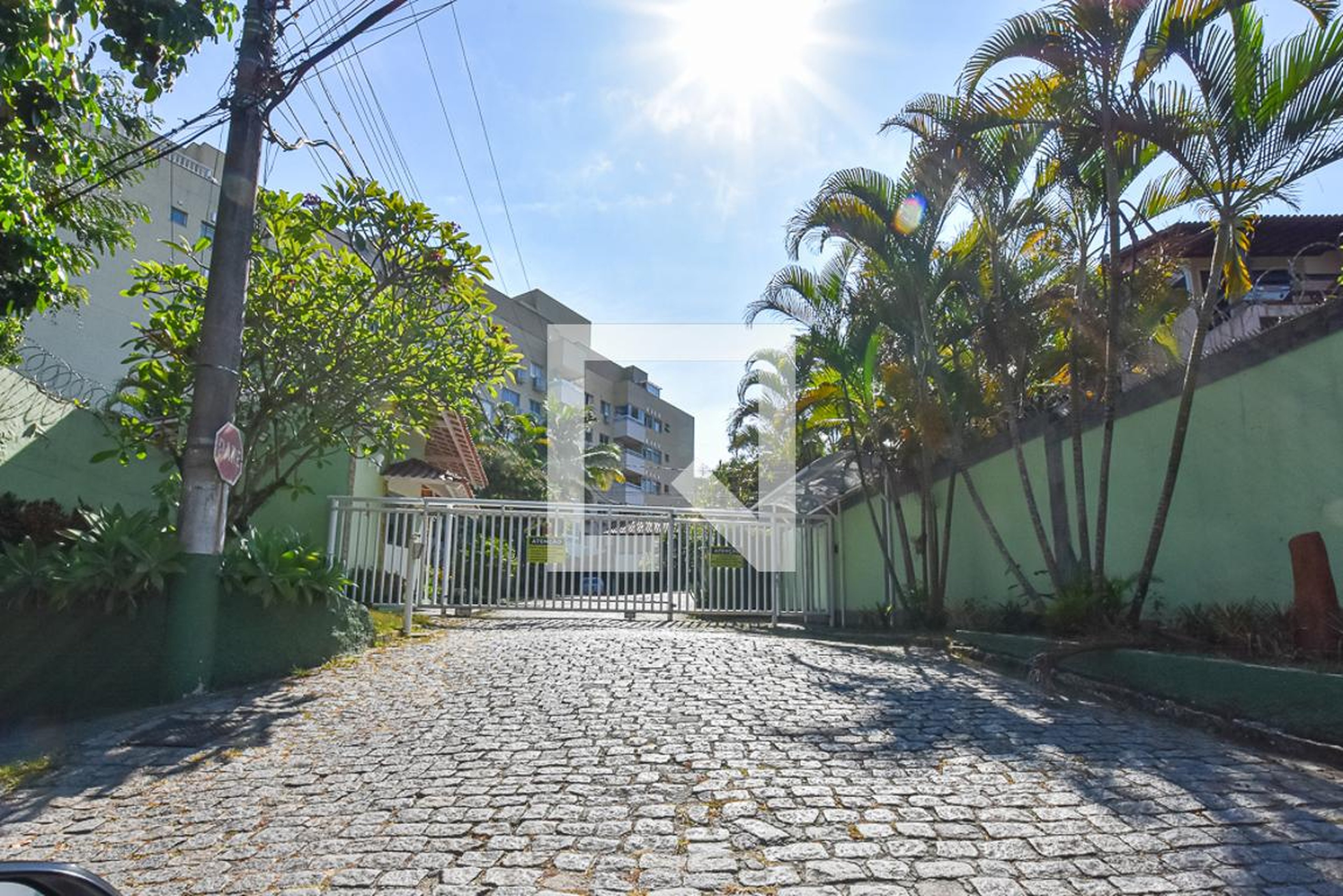 Fachada do condomínio Condomínio em Estrada Francisco da Cruz Nunes, 2762