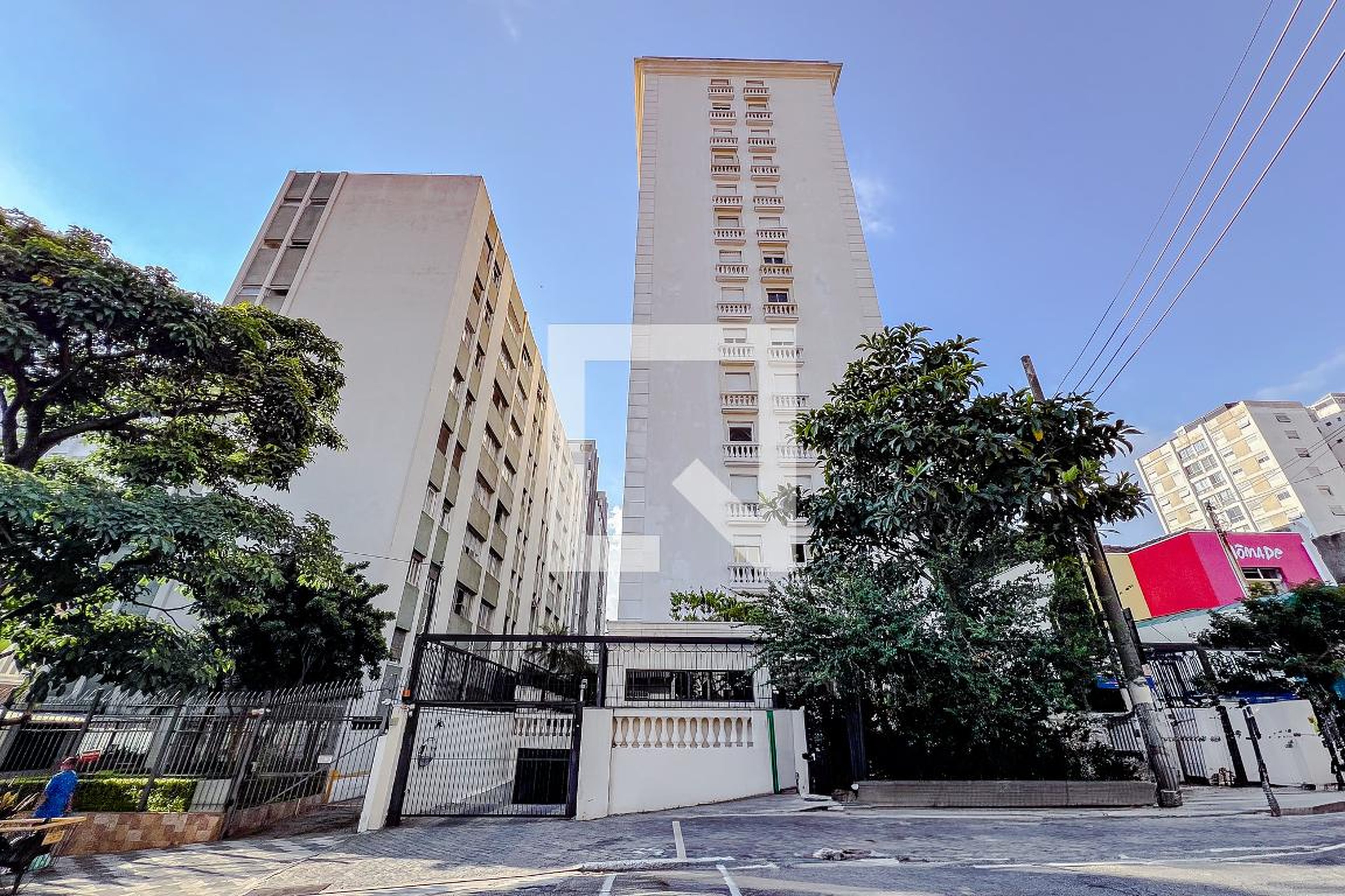 Fachada Condomínio em Rua Eça de Queiroz, 43