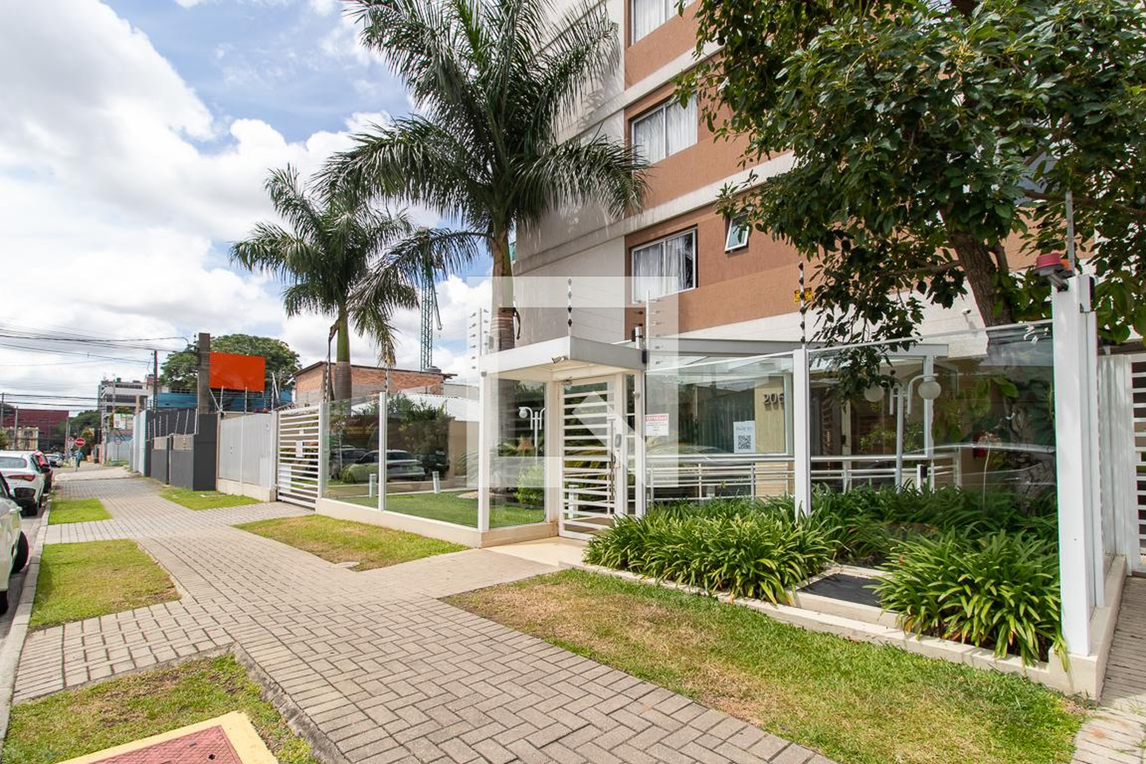 Fachada Condomínio em Rua Jóquei Clube, 206